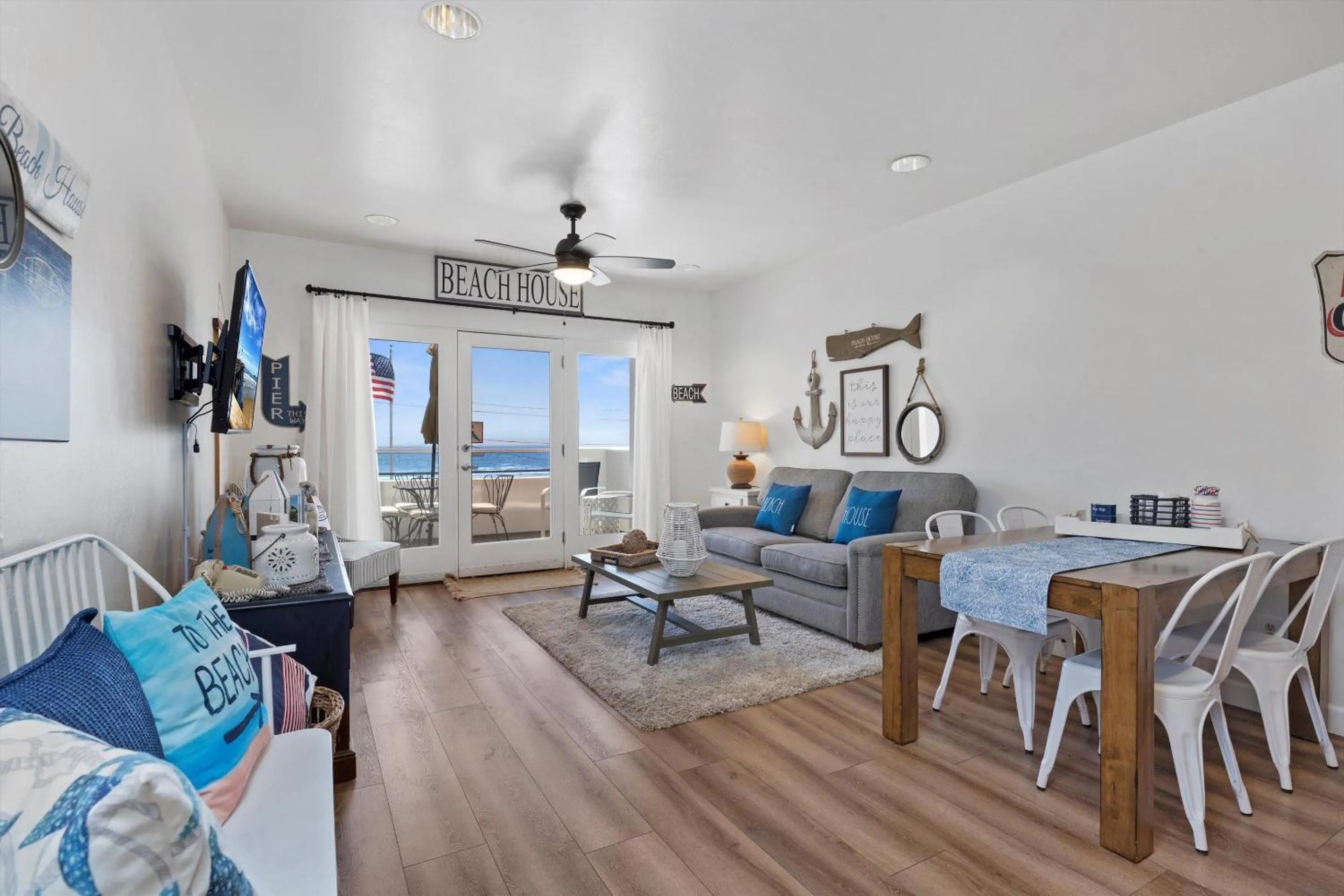 Living room in Beach House Inn & Suites