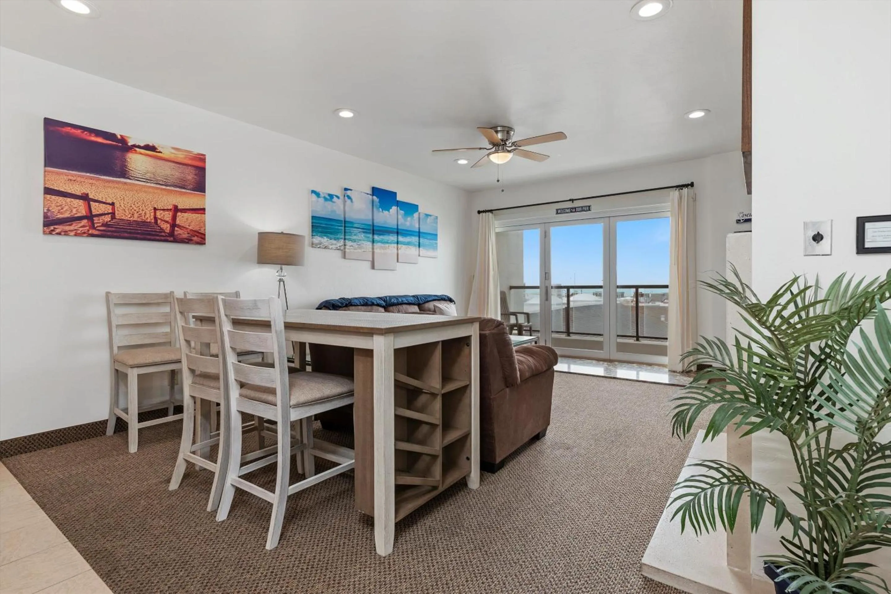 Dining area in Beach House Inn & Suites