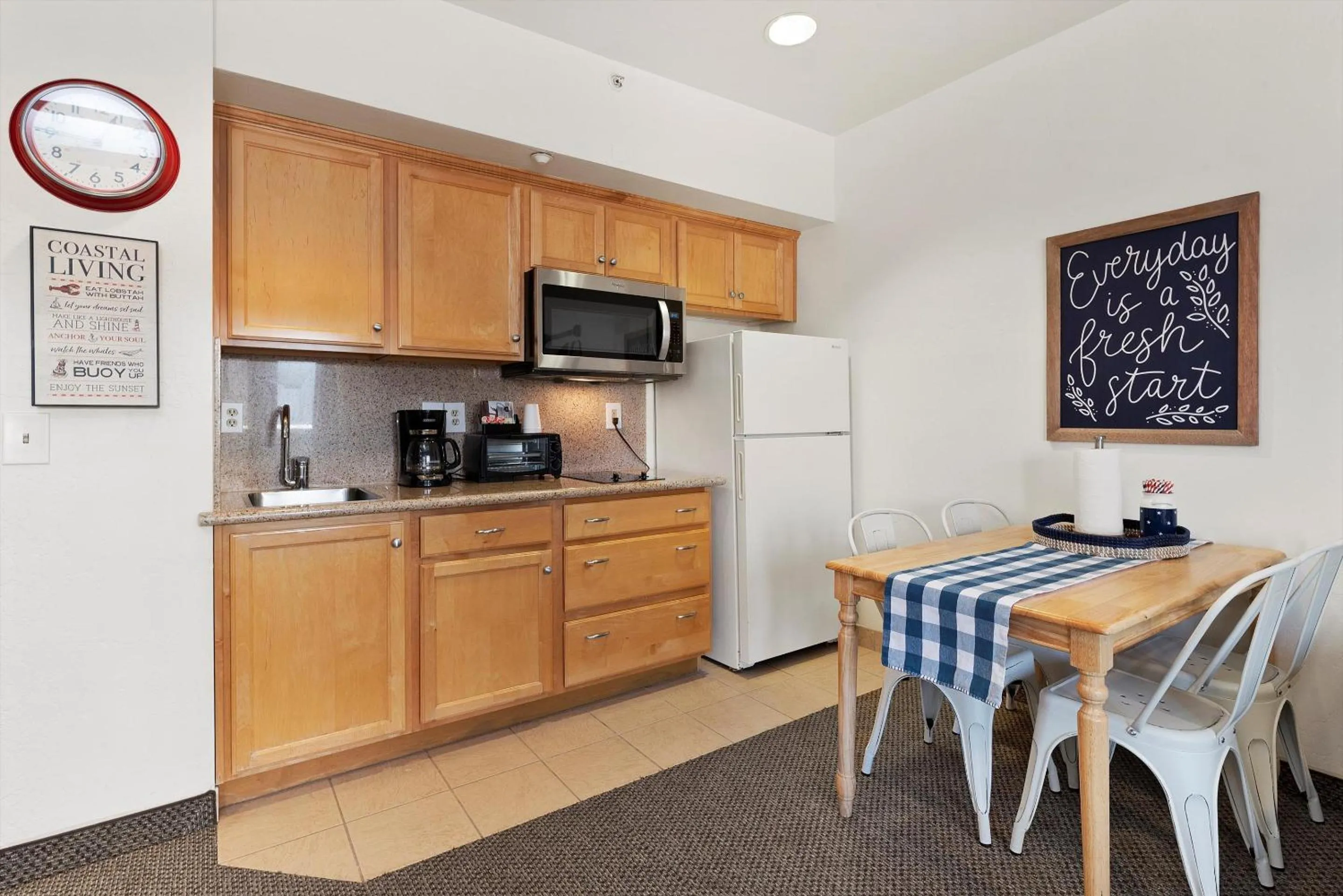 Kitchen or kitchenette in Beach House Inn & Suites