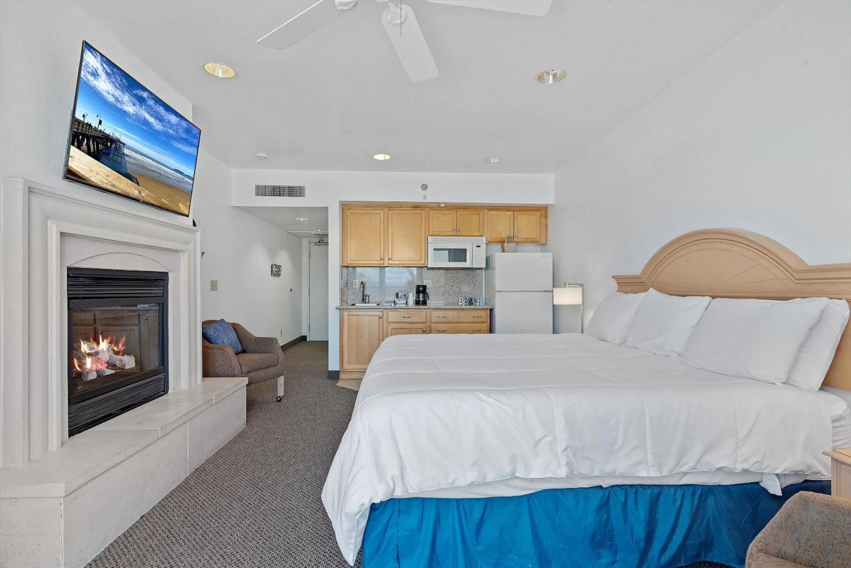 Bed in Beach House Inn & Suites