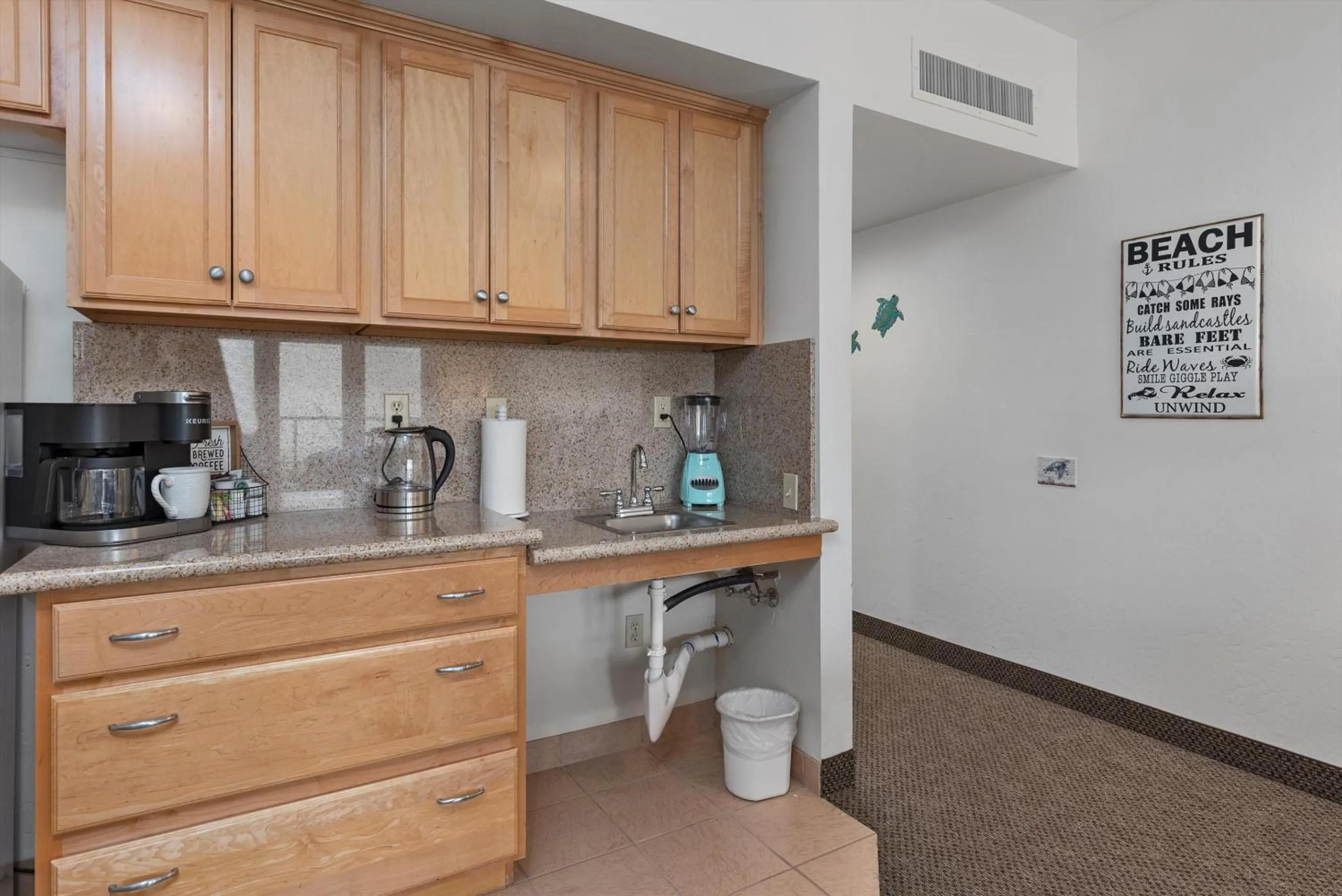 Kitchen or kitchenette in Beach House Inn & Suites