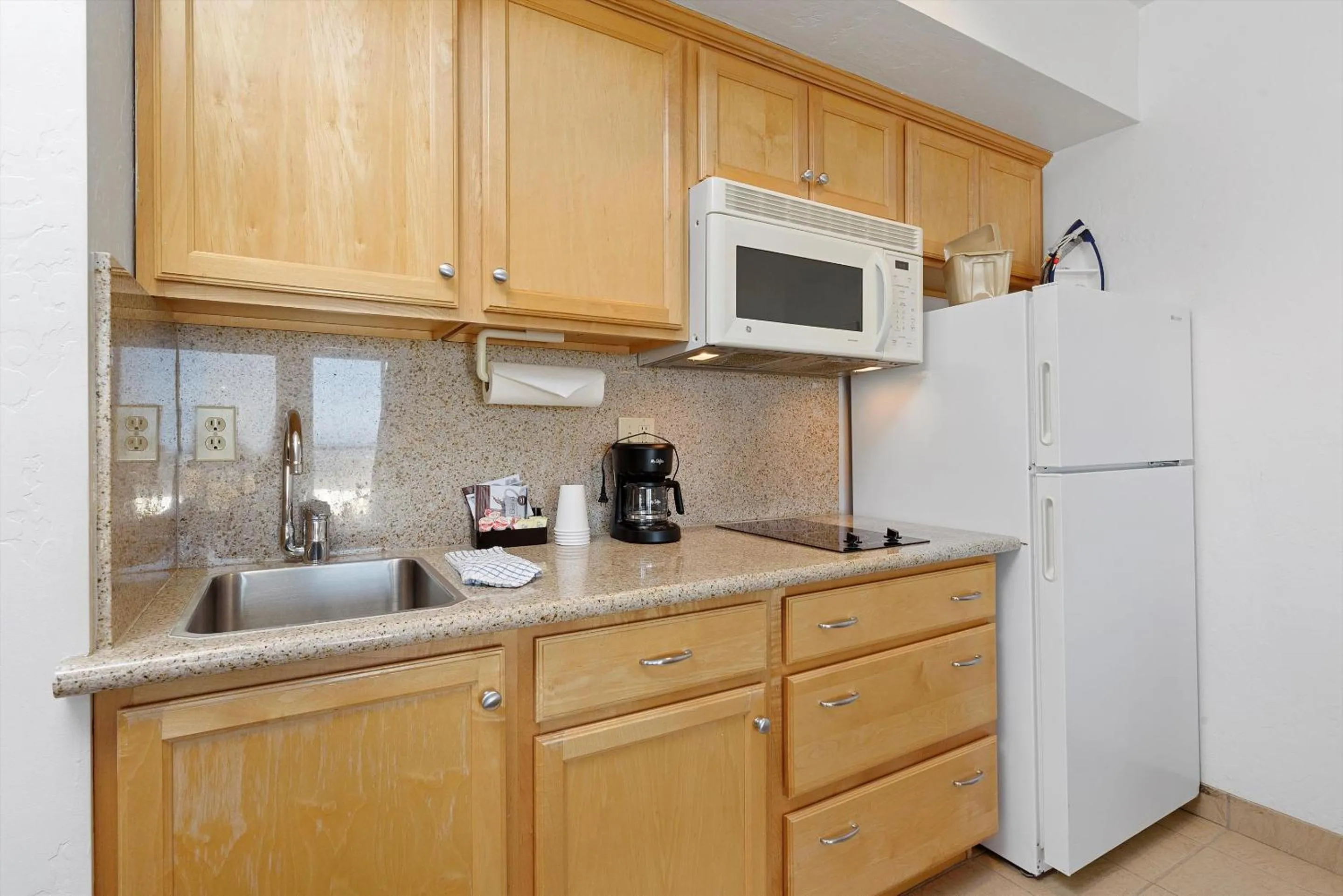 Coffee/tea facilities in Beach House Inn & Suites