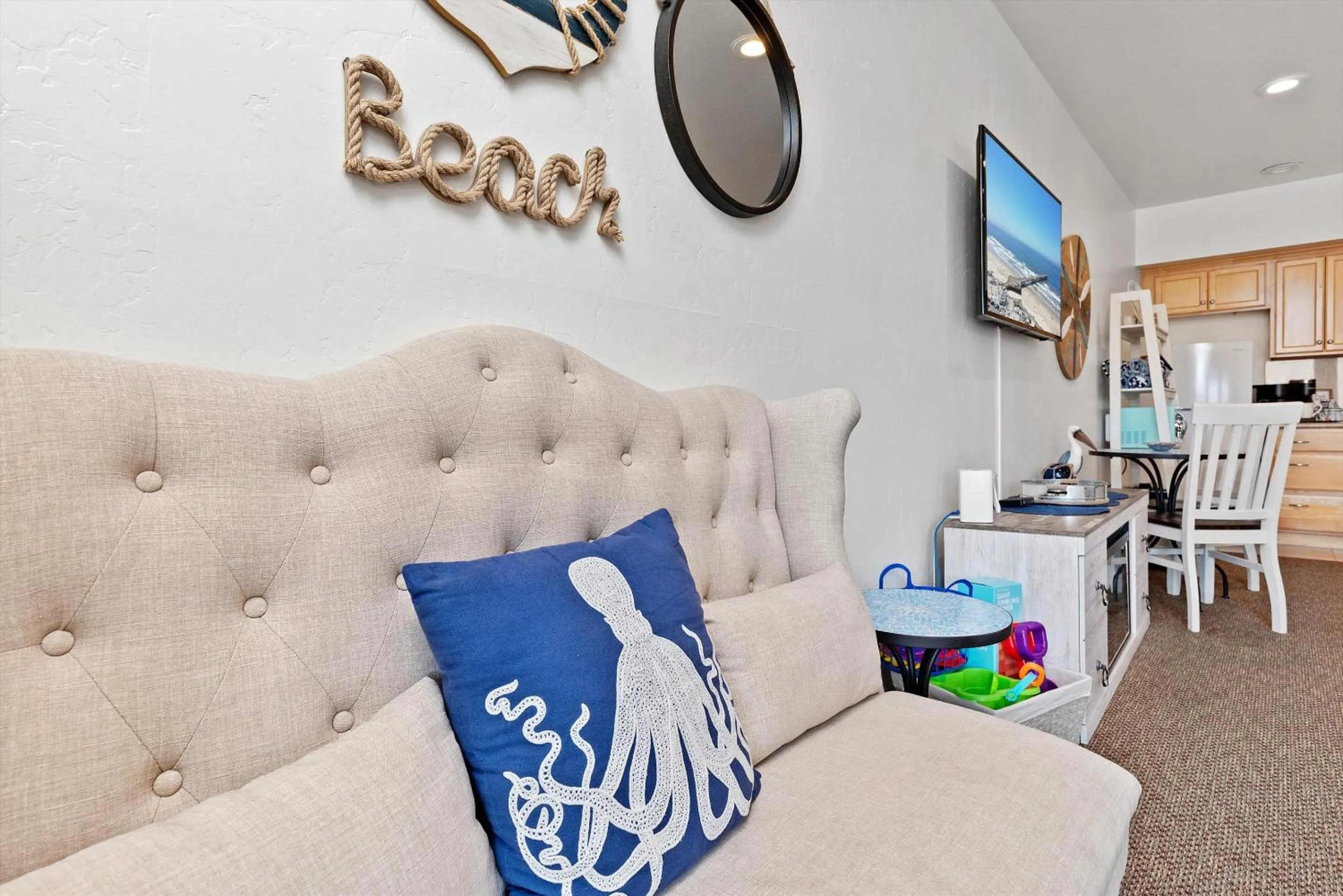 Living room in Beach House Inn & Suites