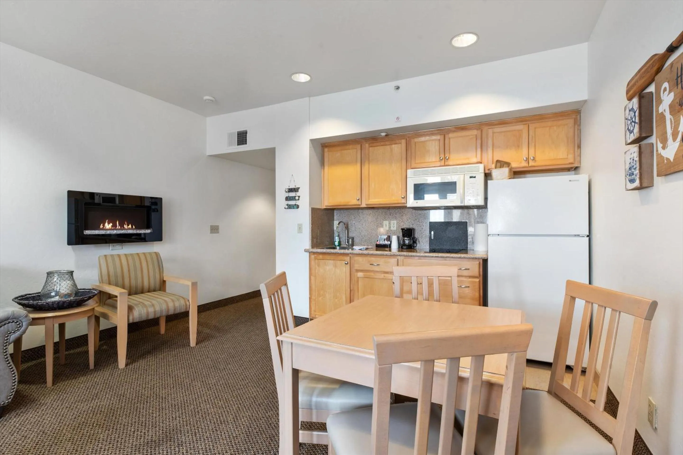 Kitchen or kitchenette in Beach House Inn & Suites