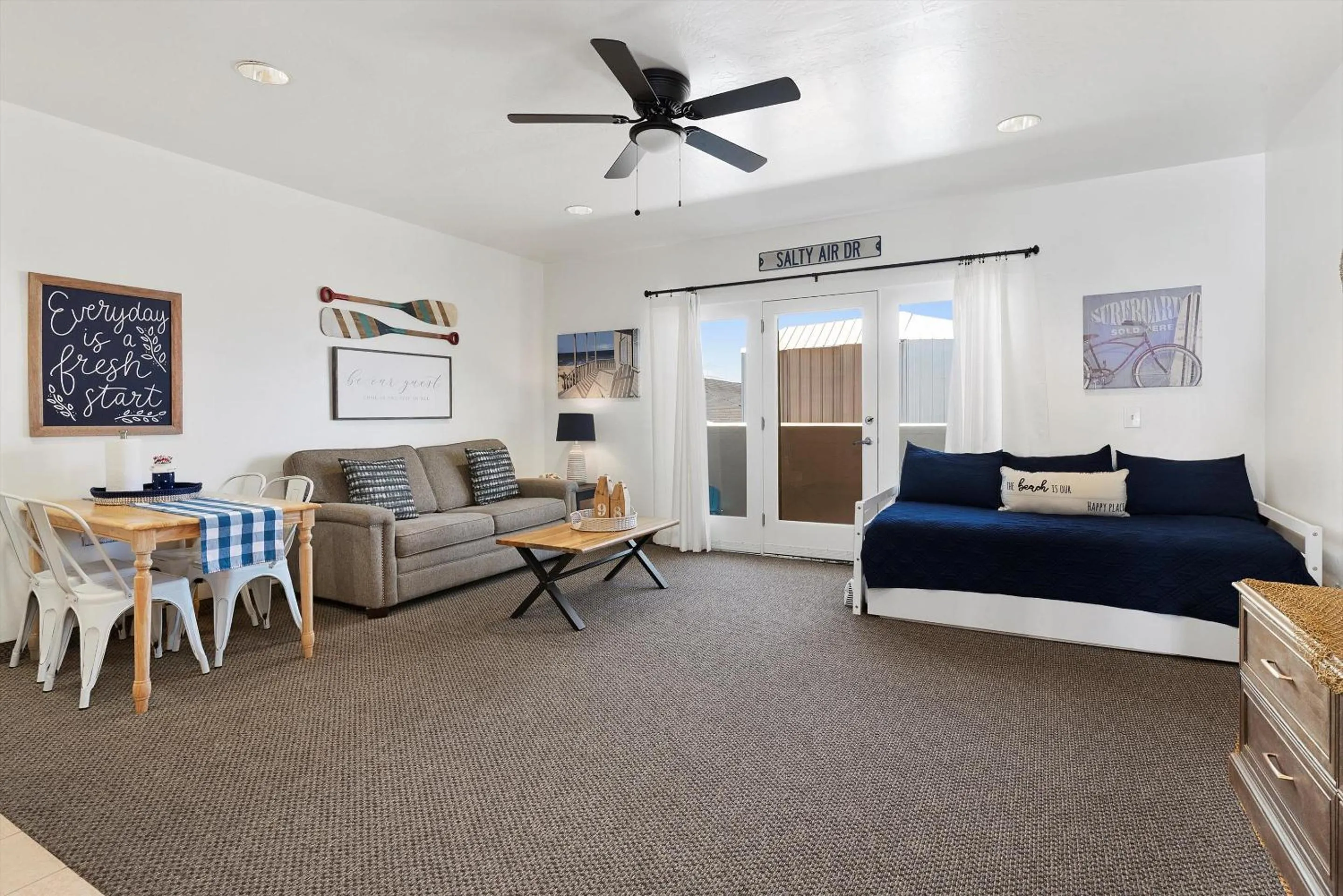 Living room, Bed in Beach House Inn & Suites