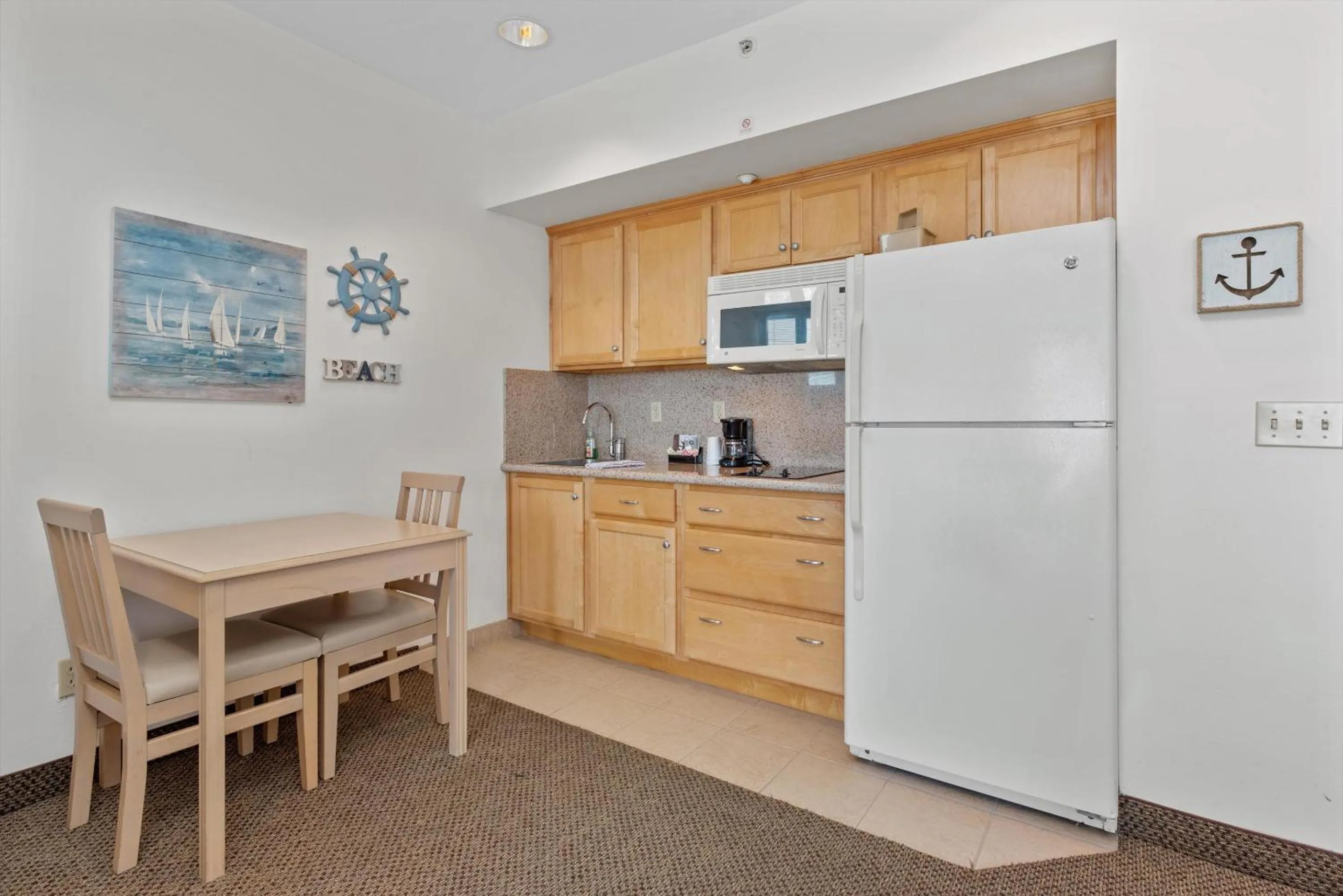 Kitchen or kitchenette in Beach House Inn & Suites