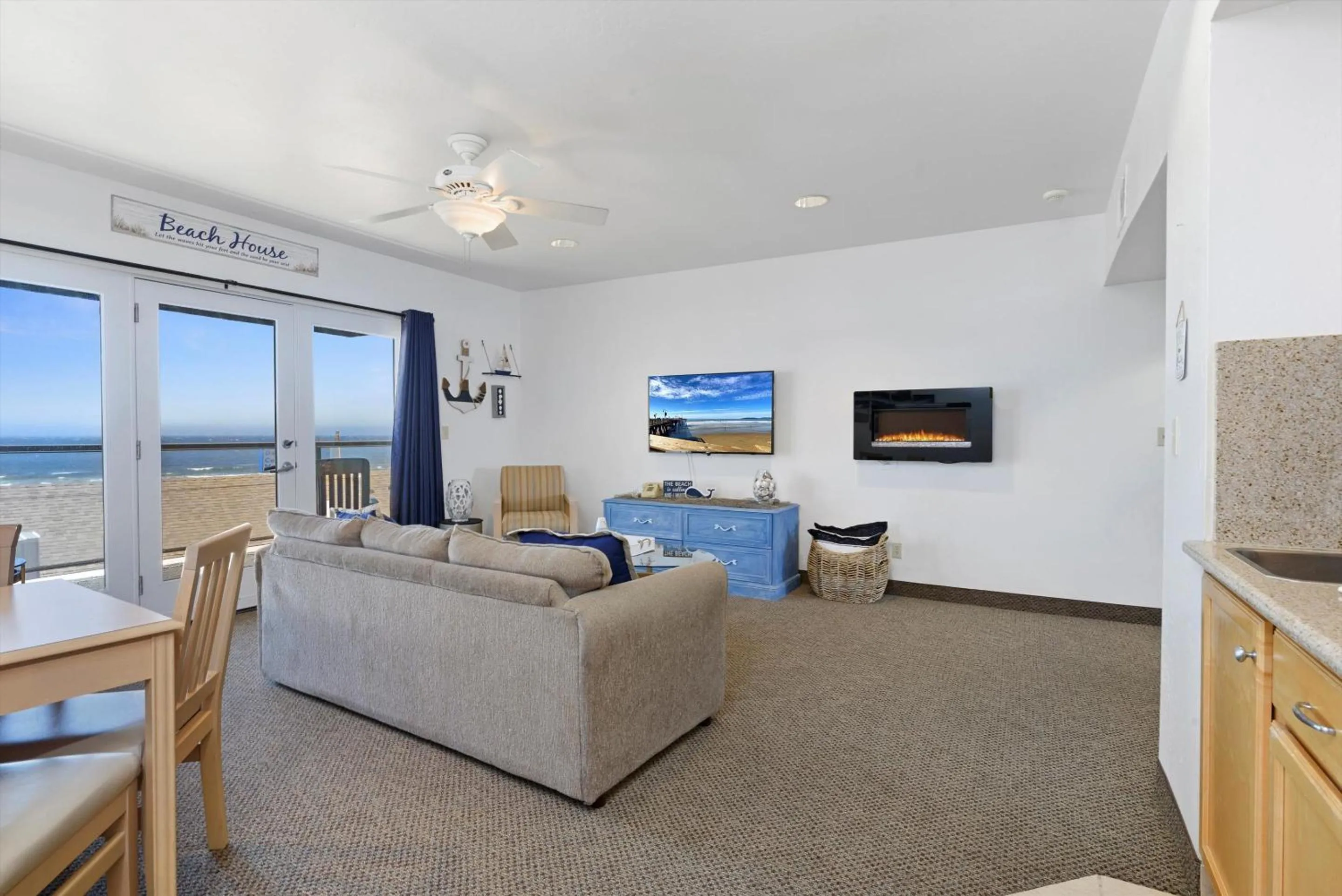 Living room in Beach House Inn & Suites