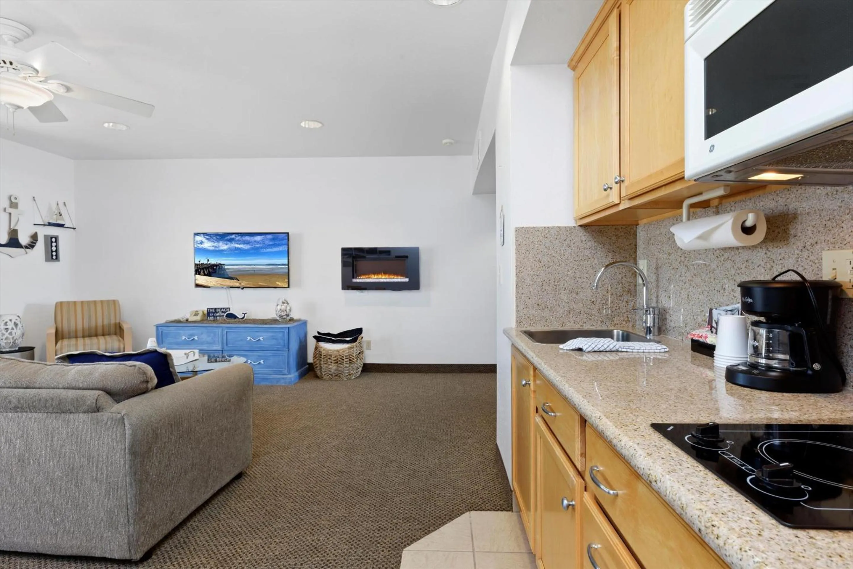 Kitchen or kitchenette in Beach House Inn & Suites