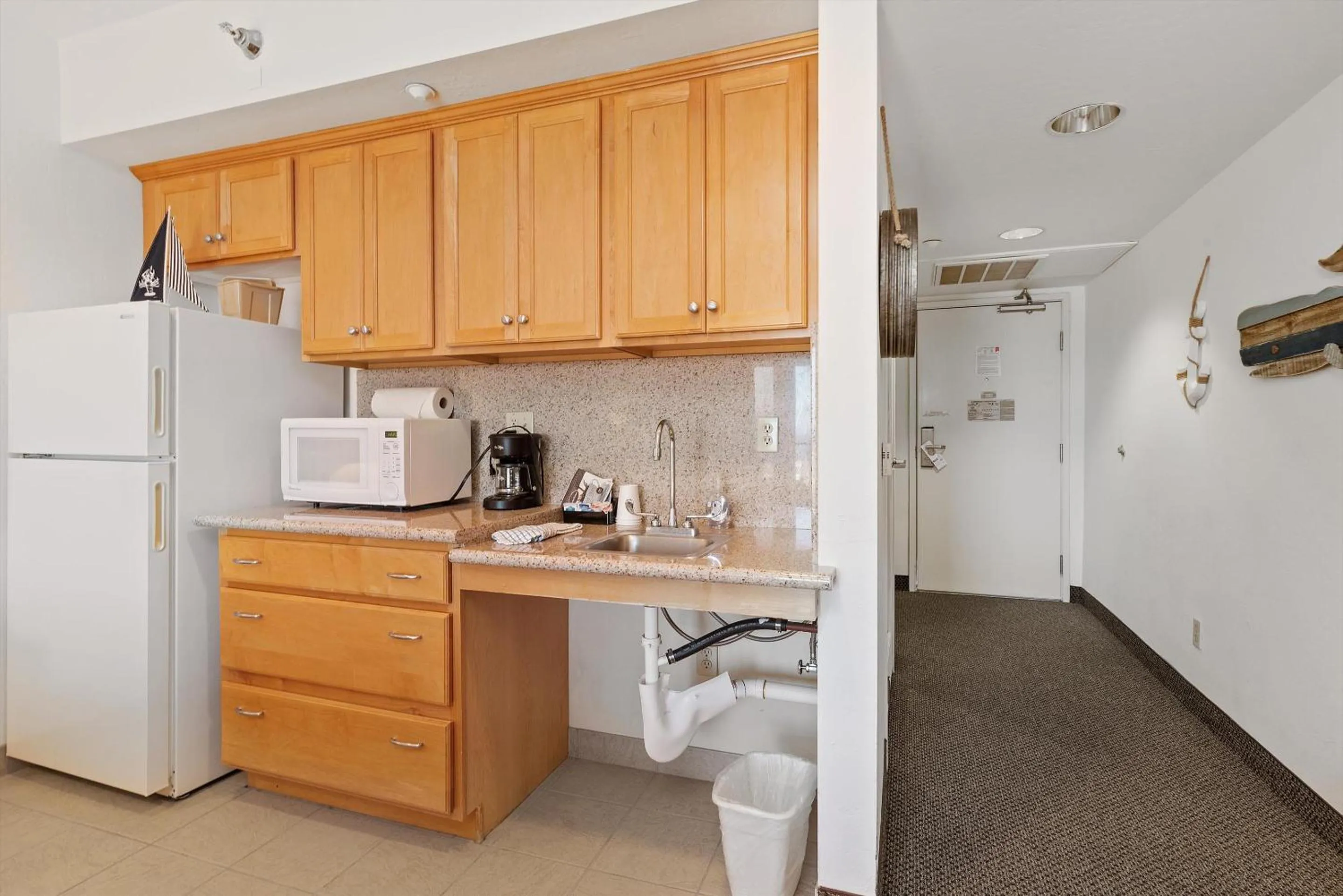 Kitchen or kitchenette in Beach House Inn & Suites