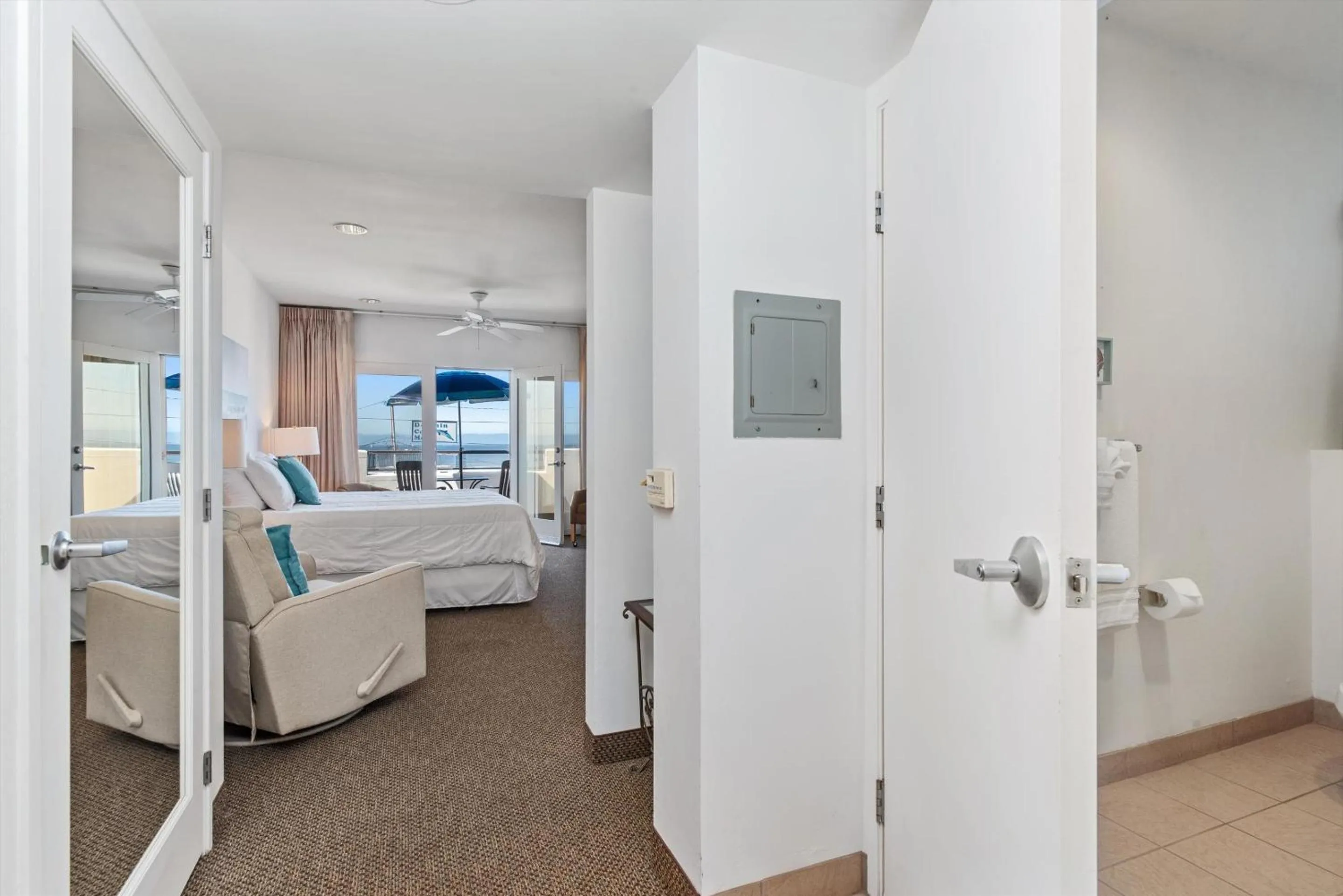 Bedroom, Bed in Beach House Inn & Suites