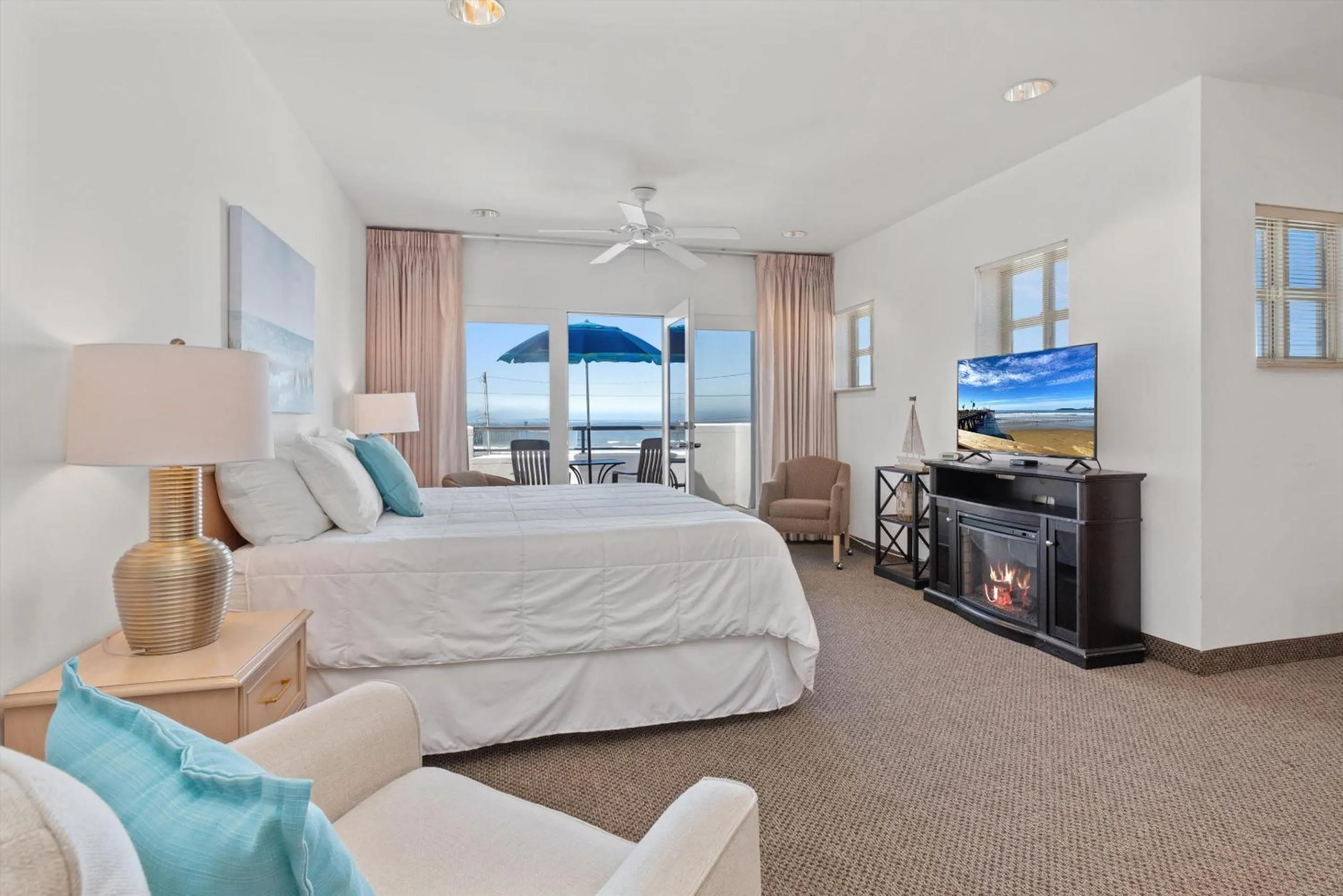 Photo of the whole room, Bed in Beach House Inn & Suites