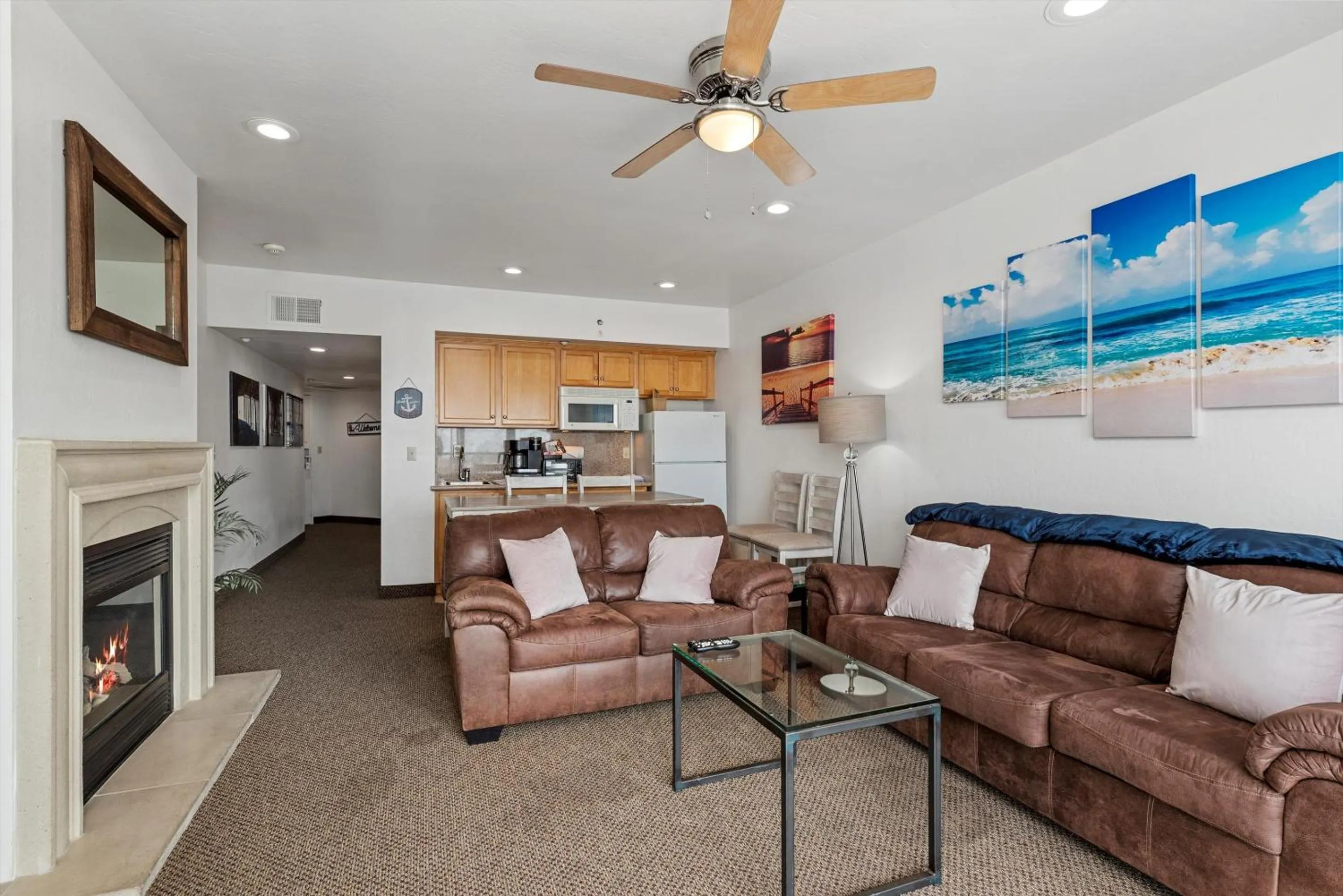 Living room in Beach House Inn & Suites