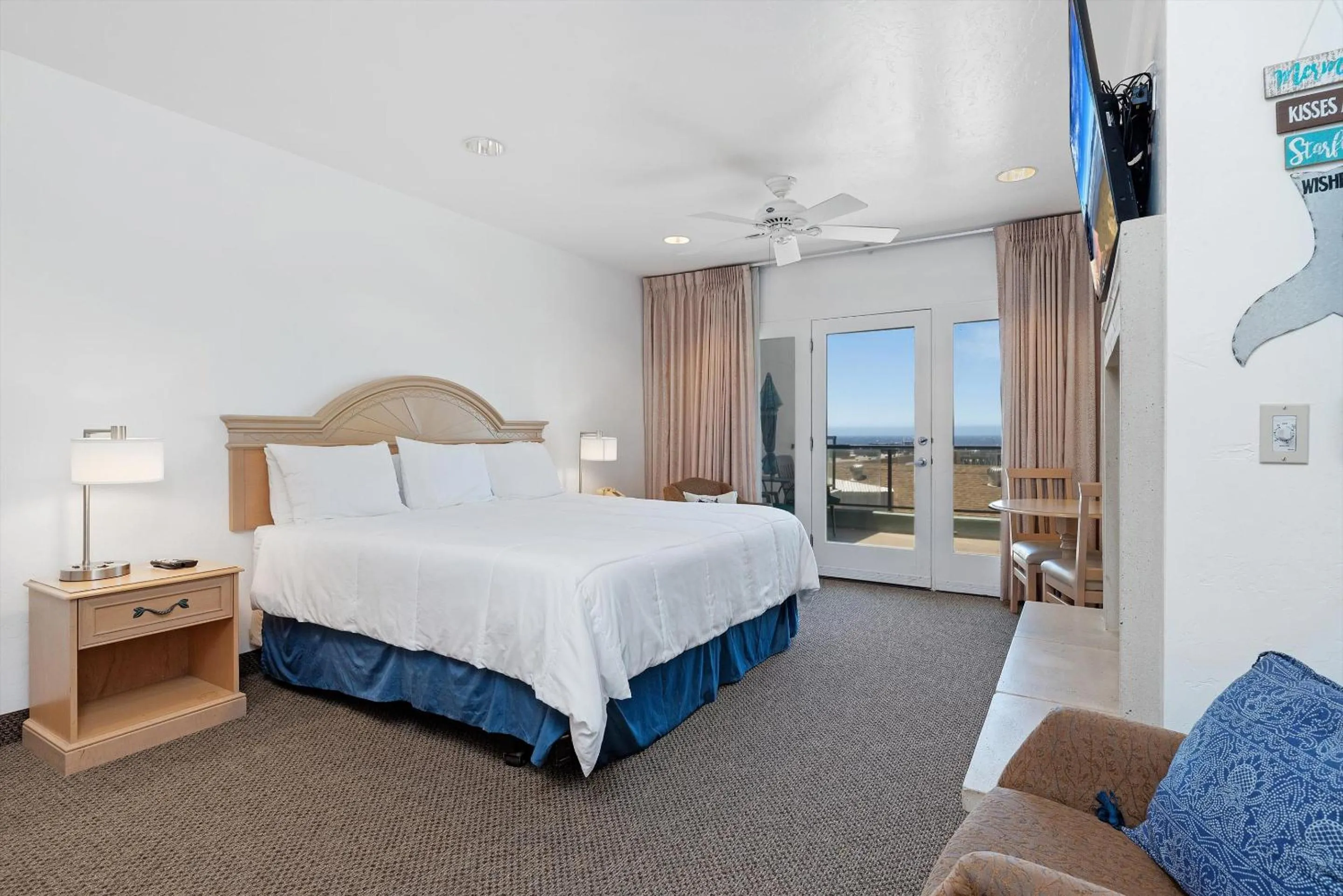 Photo of the whole room, Bed in Beach House Inn & Suites