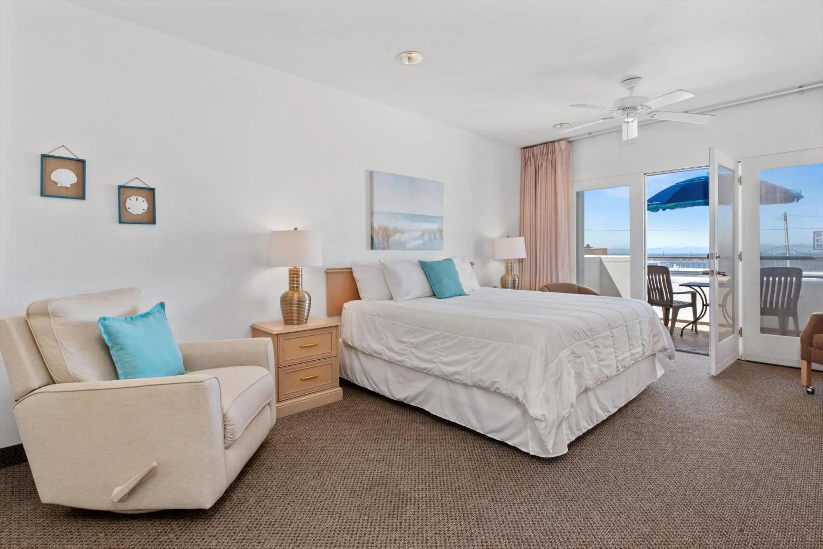 Photo of the whole room, Bed in Beach House Inn & Suites