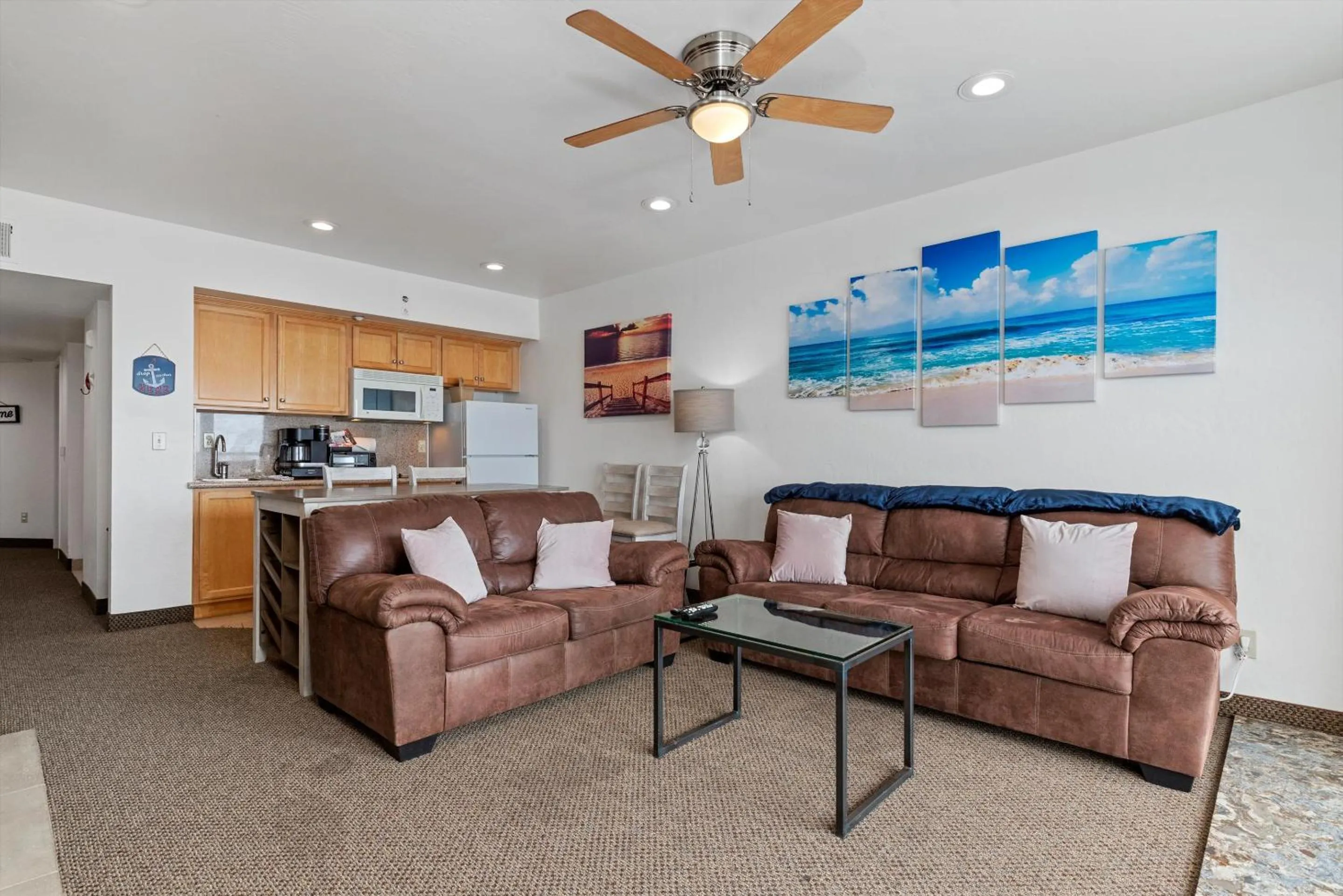 Seating area in Beach House Inn & Suites
