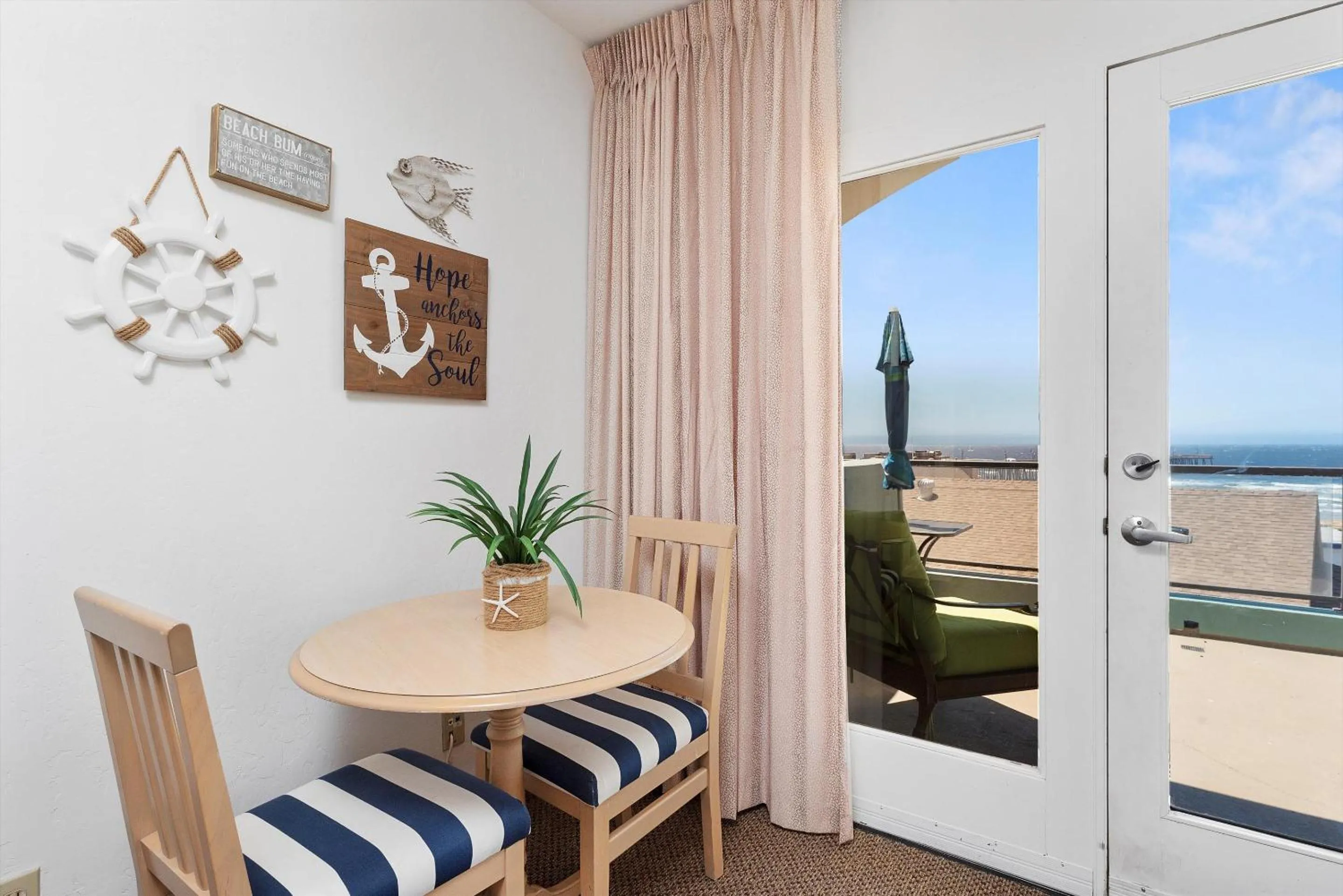 Dining area in Beach House Inn & Suites