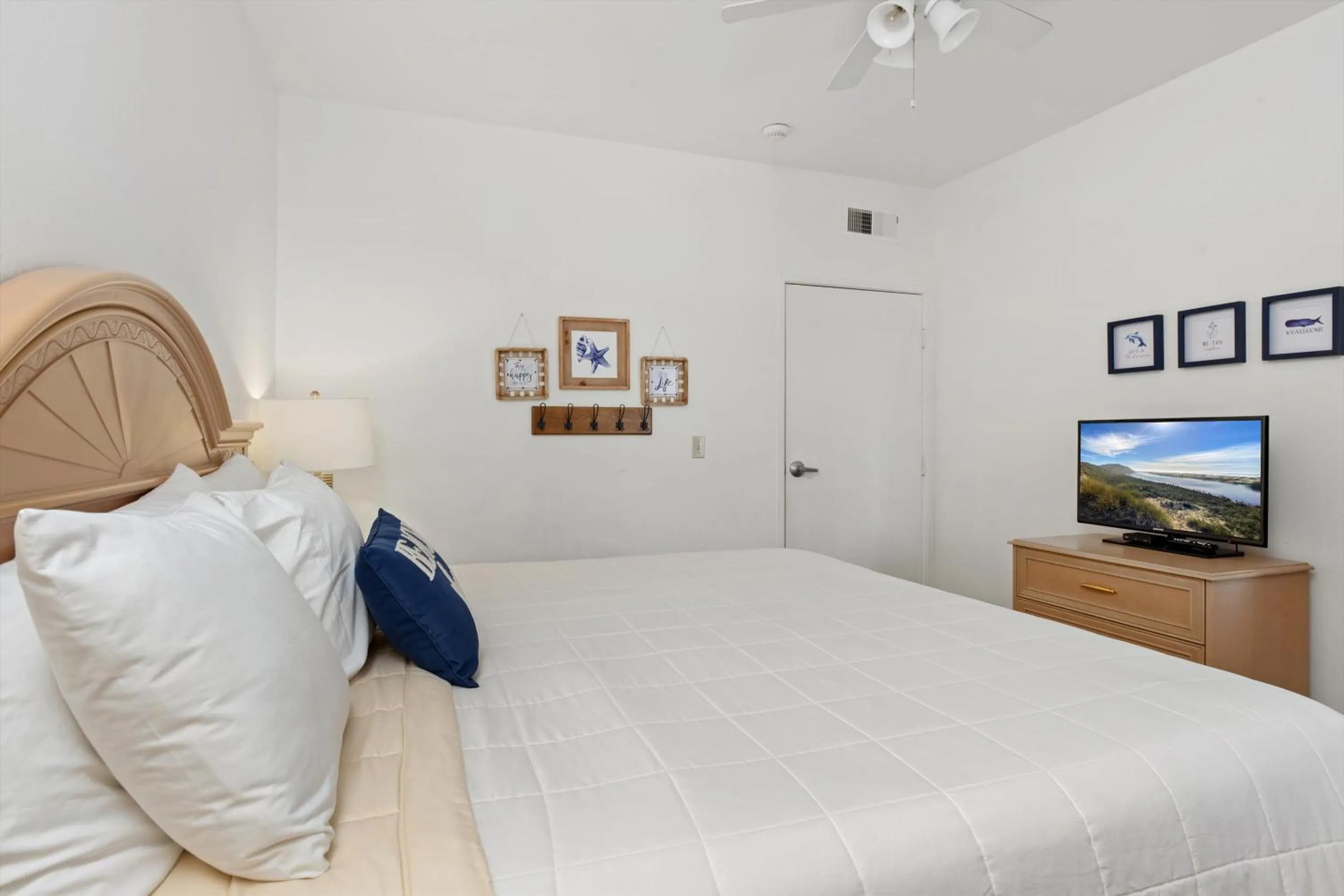 Bed in Beach House Inn & Suites