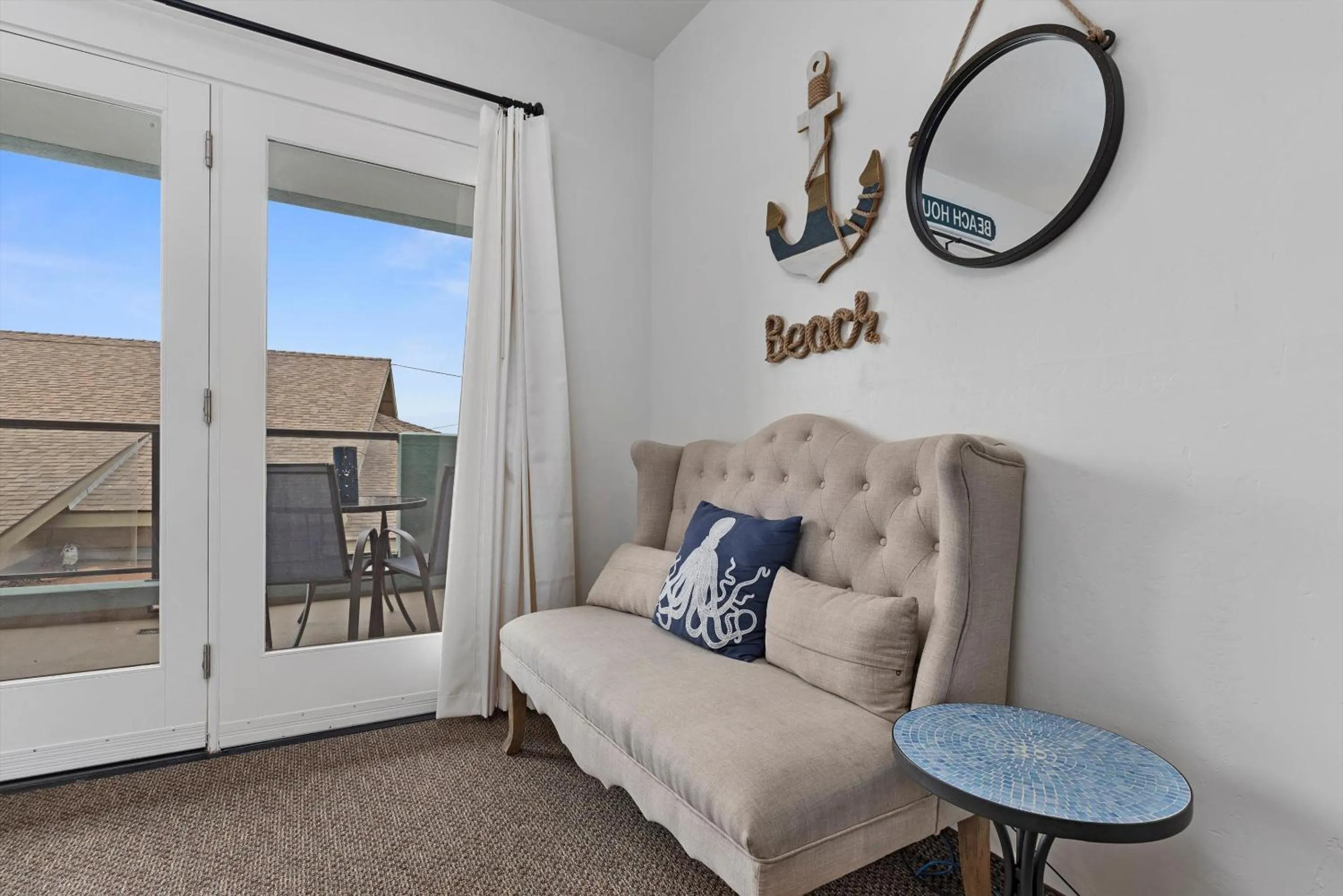 Living room in Beach House Inn & Suites