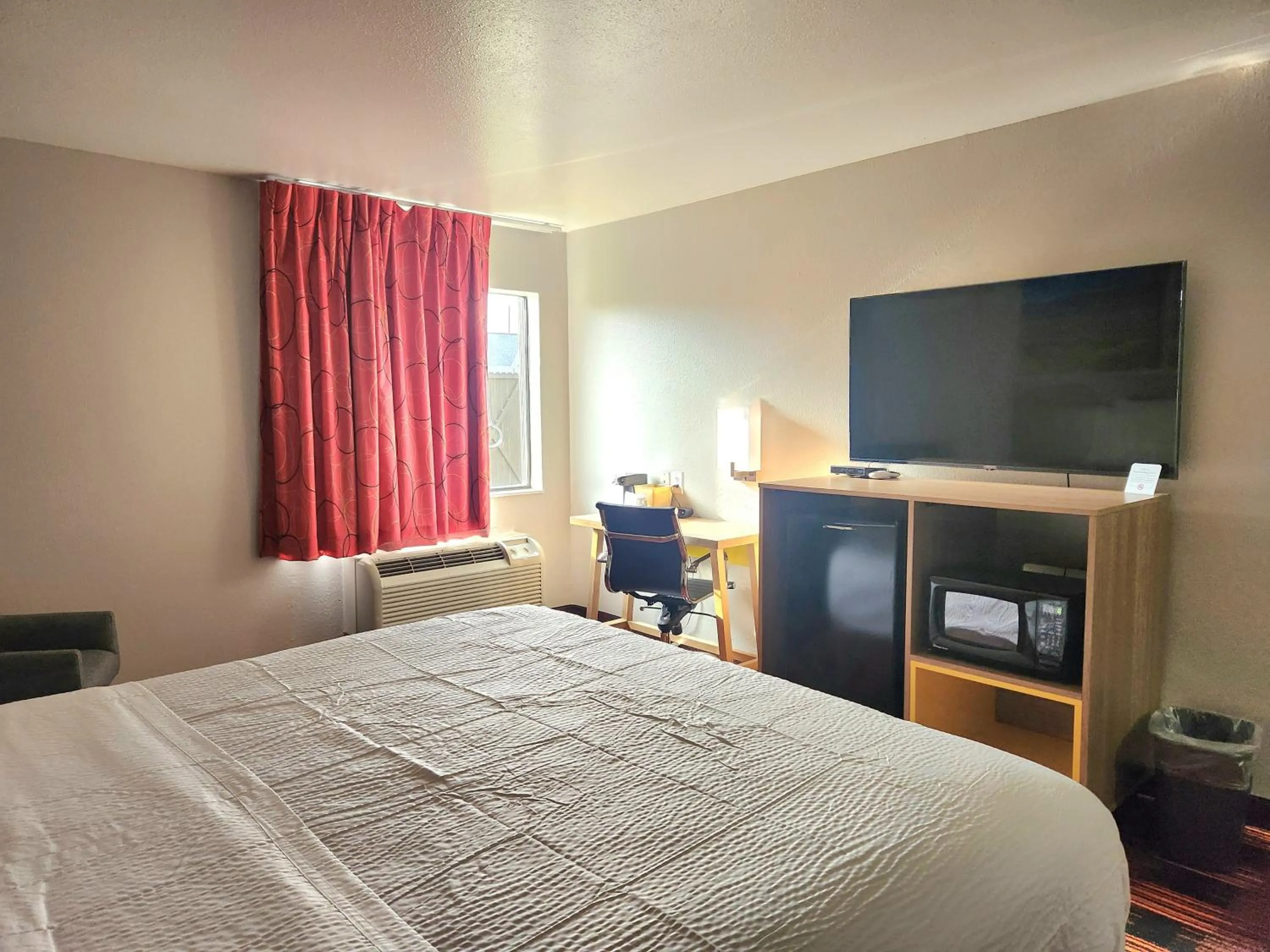 Bedroom, Bed in Days Inn by Wyndham Lumberton