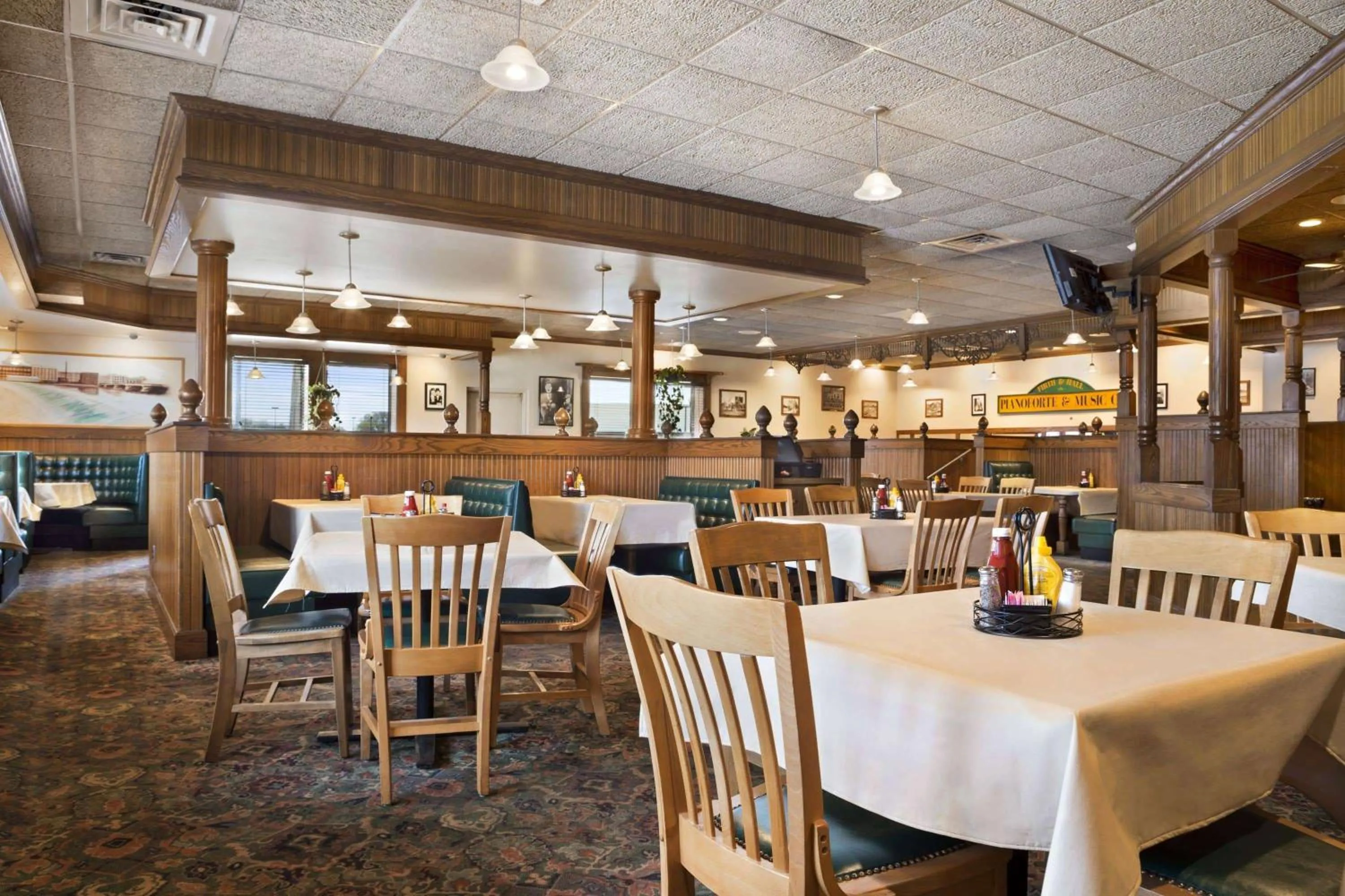 Restaurant/places to eat in Days Inn by Wyndham Rock Falls