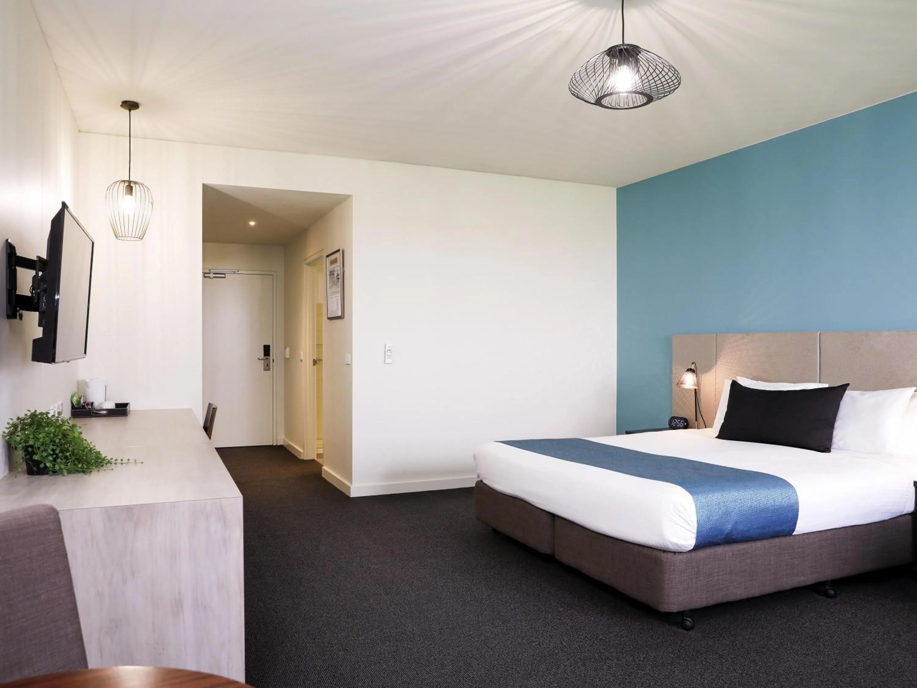 Bedroom, Bed in Mantra Melbourne Melton