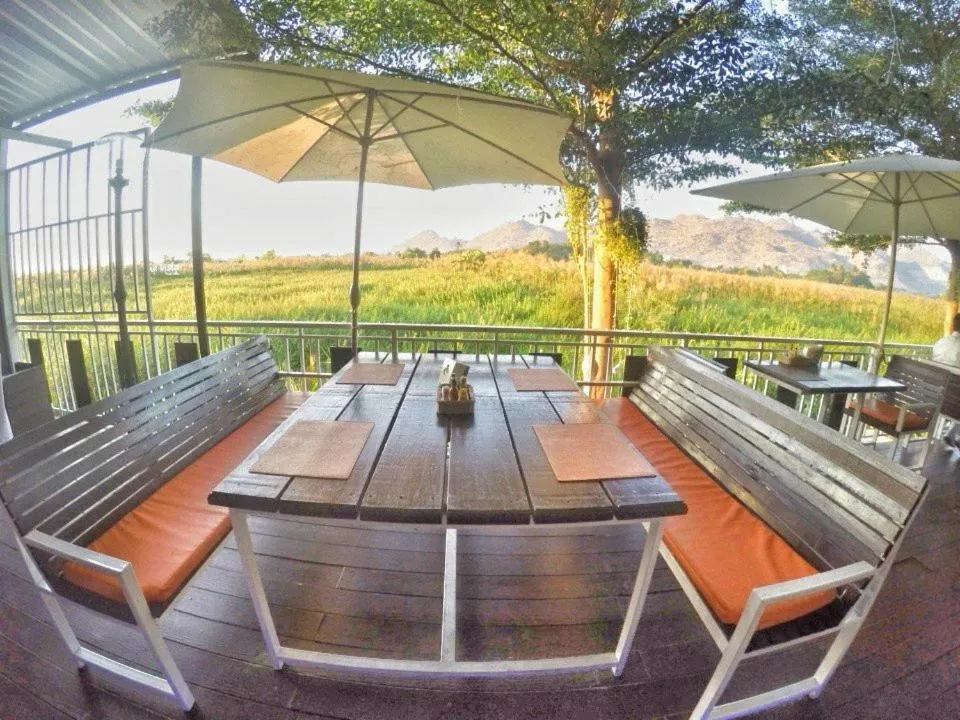 Restaurant/places to eat in The Vista Pool Villa