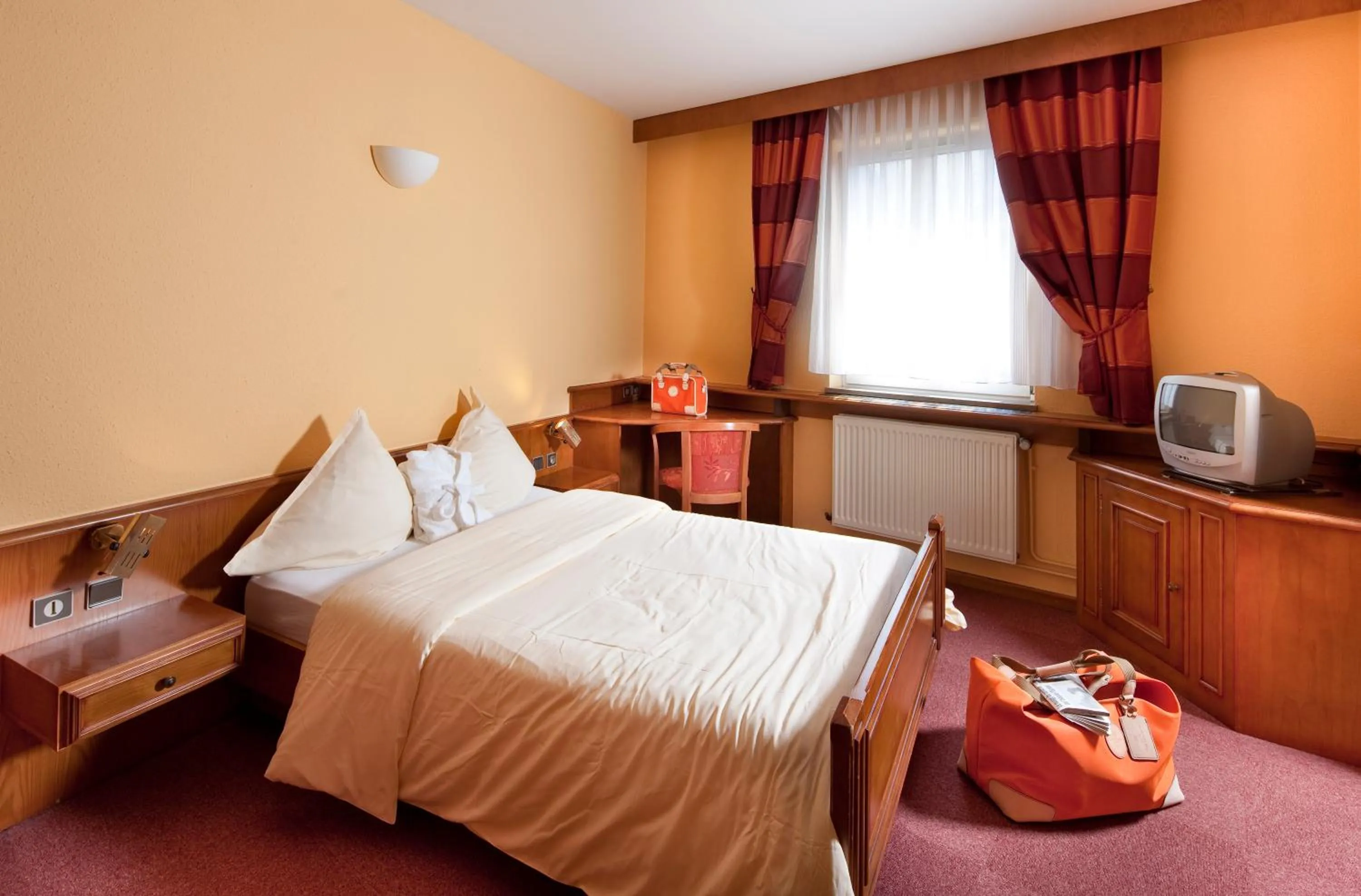 Bedroom, Bed in Spa Hôtel Restaurant Au Lion d'Or