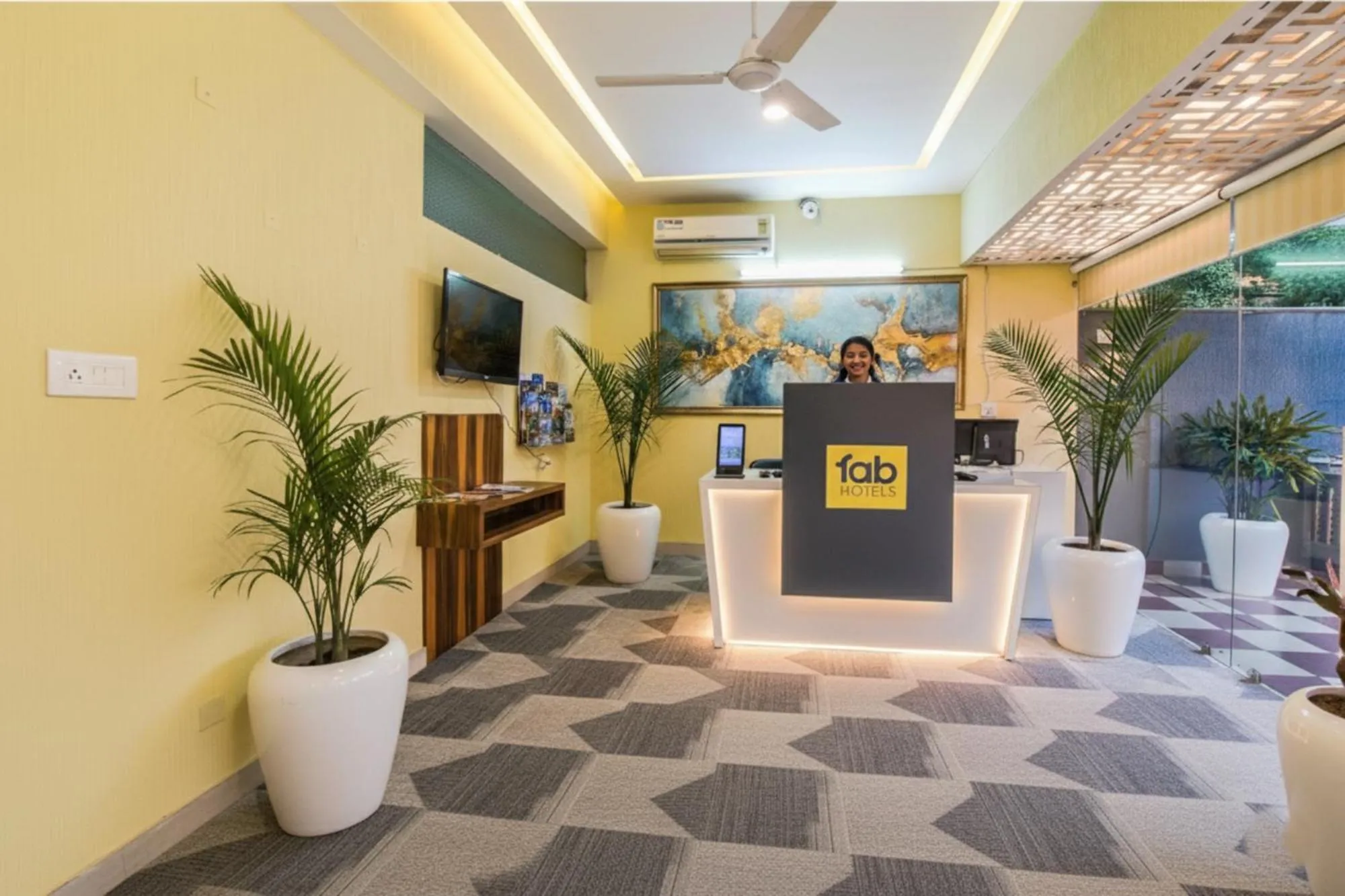 Lobby or reception in FabHotel Kiara- 400 meters from Medanta hospital