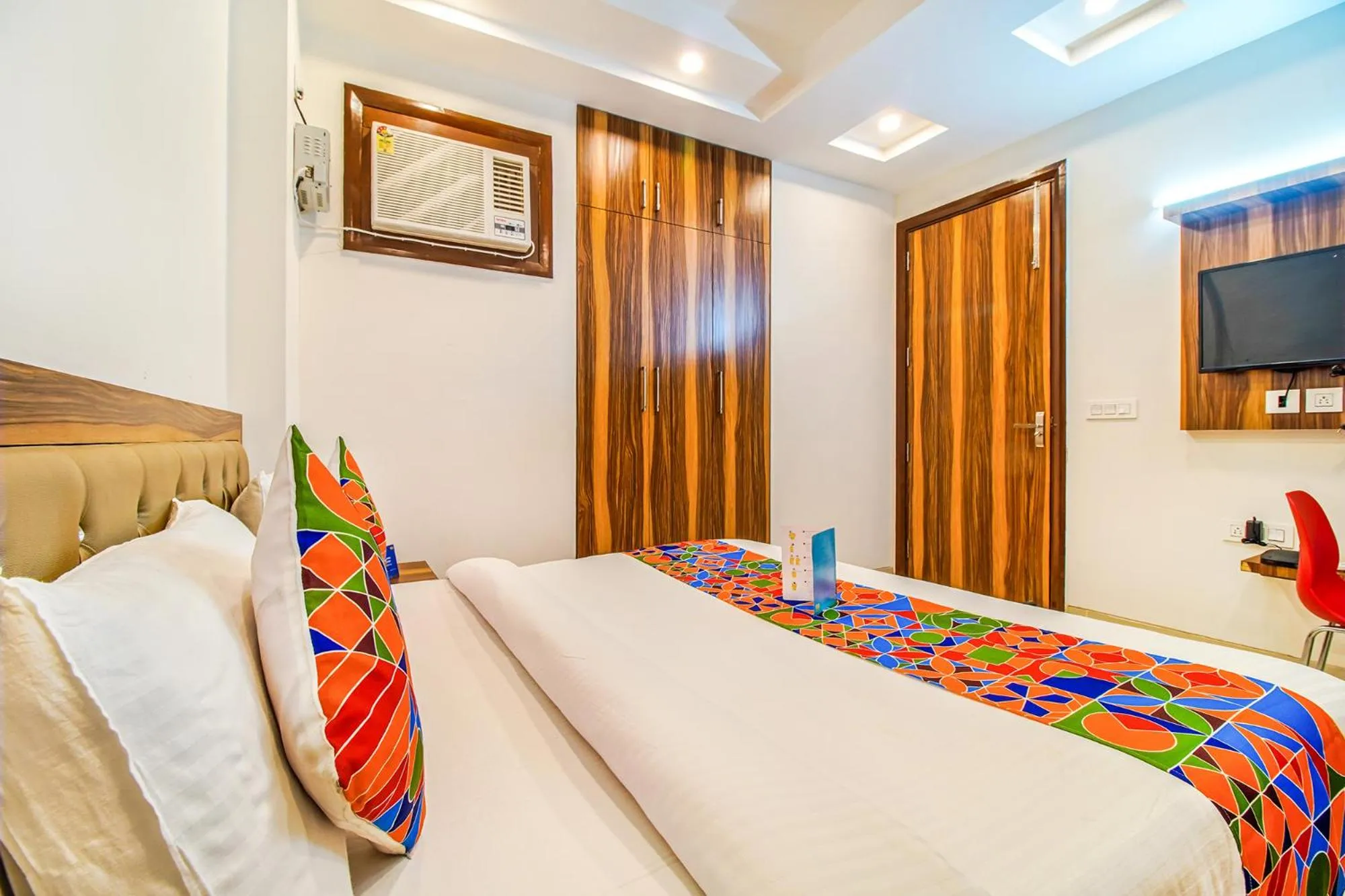 Bedroom, Bed in FabHotel Kiara- 400 meters from Medanta hospital