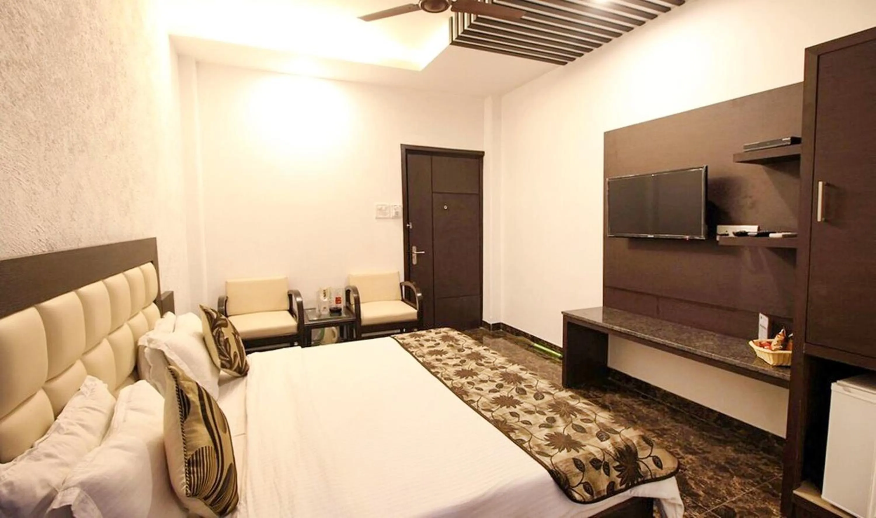 Bedroom in FabHotel Arihant Inn