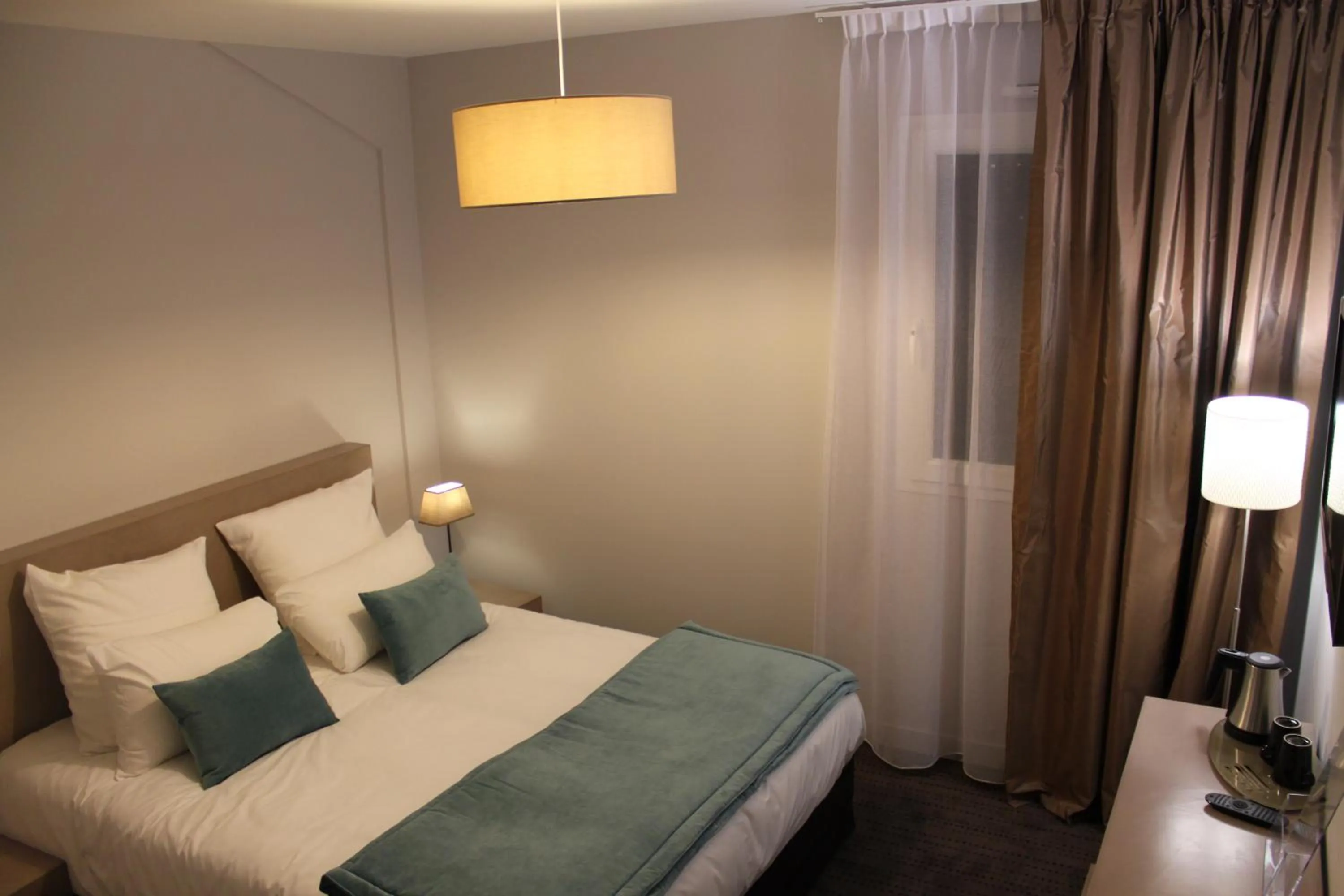 Swimming pool, Bed in The Originals Boutique, Hôtel La Grange, Niort