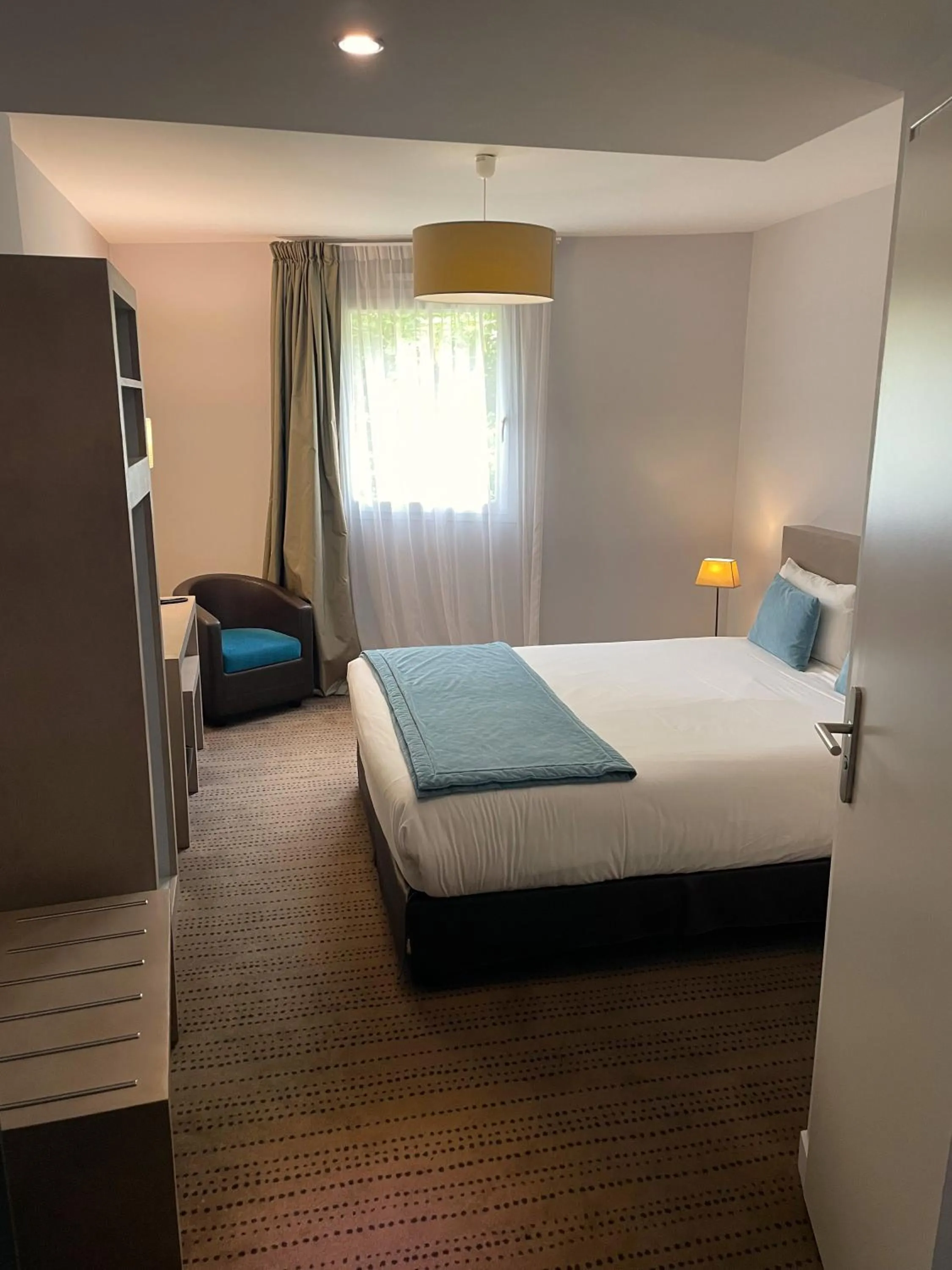 Bed in The Originals Boutique, Hôtel La Grange, Niort