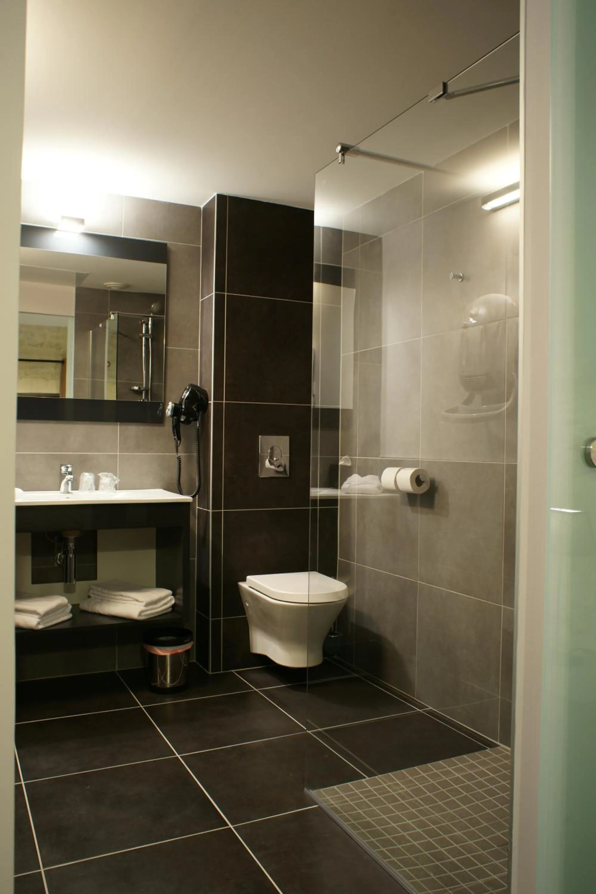 Shower in The Originals Boutique, Hôtel La Grange, Niort