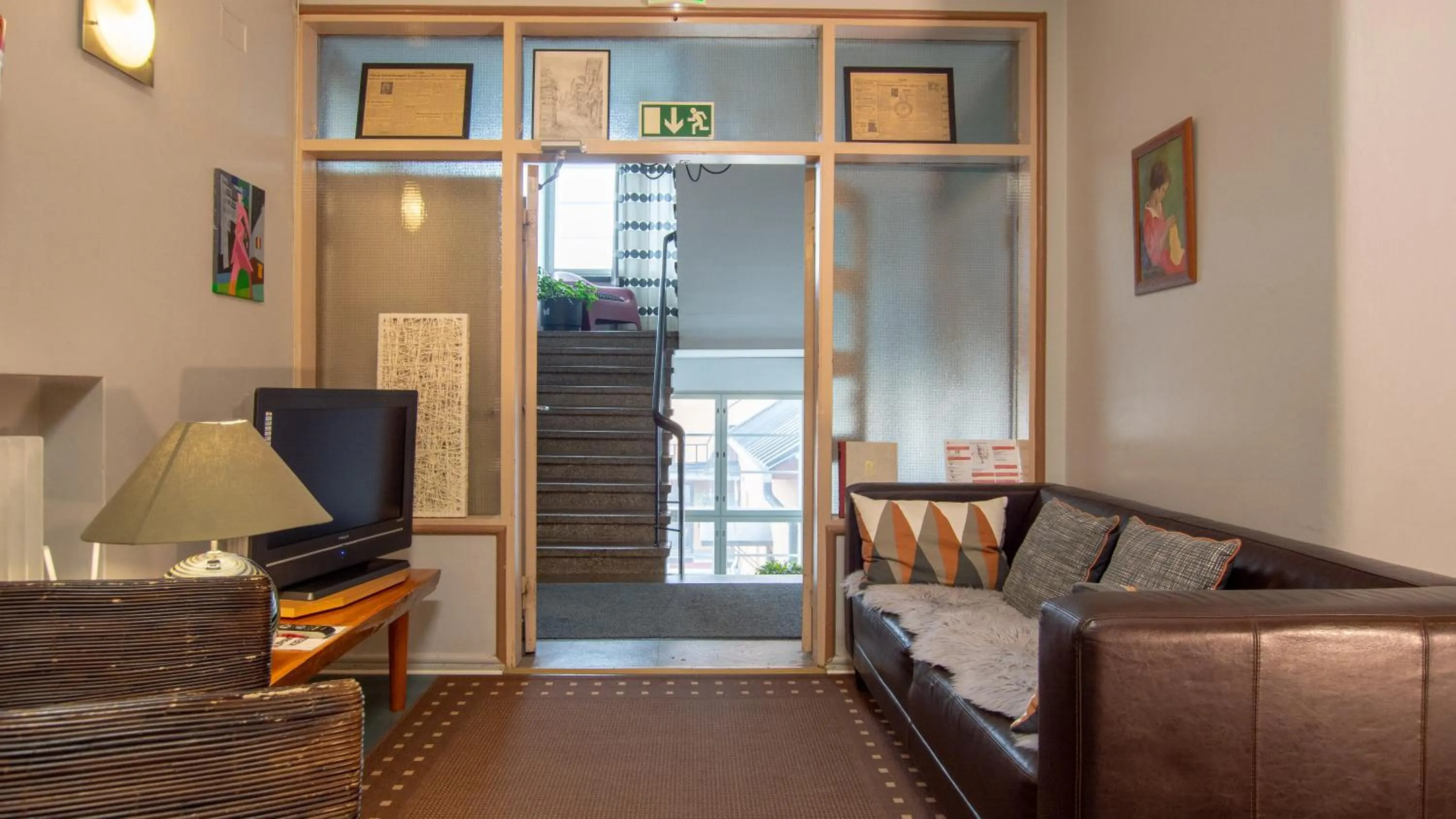 Communal lounge/ TV room in Hostel Buisto