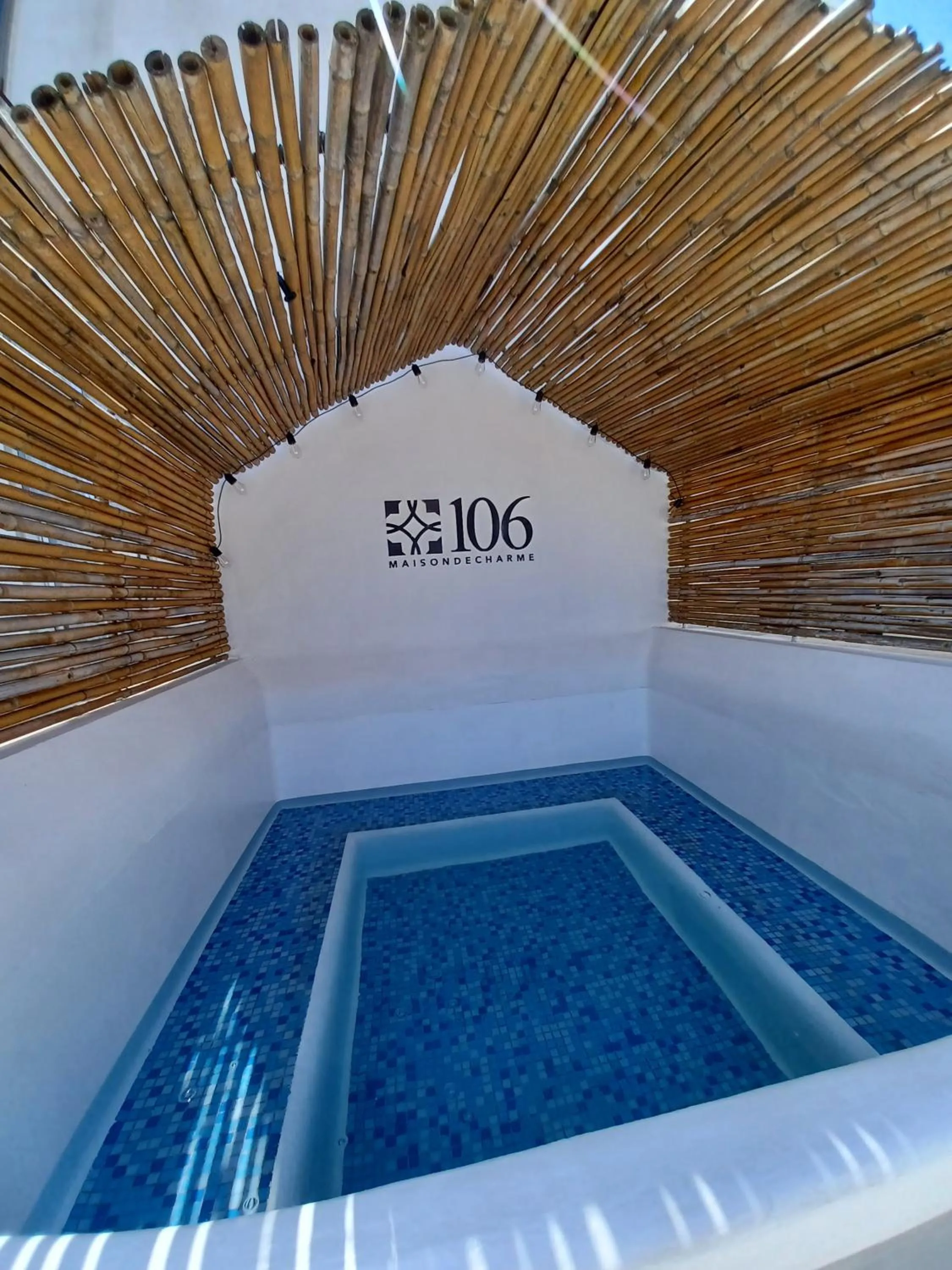 Swimming pool in B&B 106 Maison de Charme