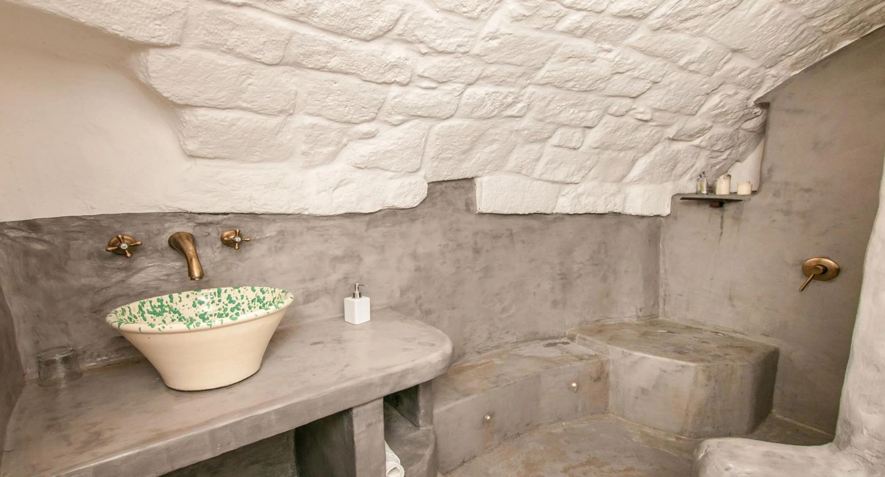 Shower in I 7 Archi Guest House