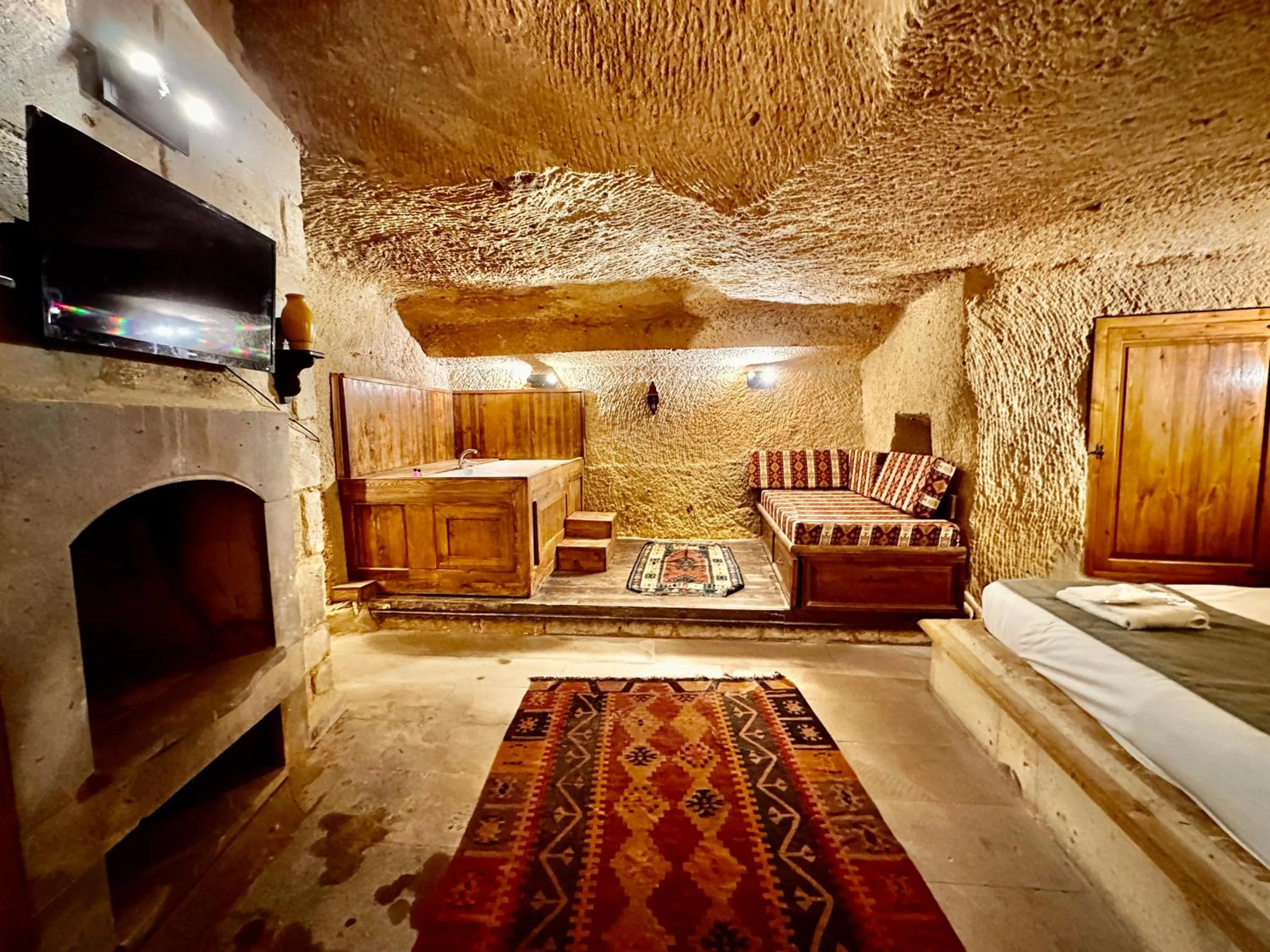 Communal lounge/ TV room in Harkasos Cave Hotel