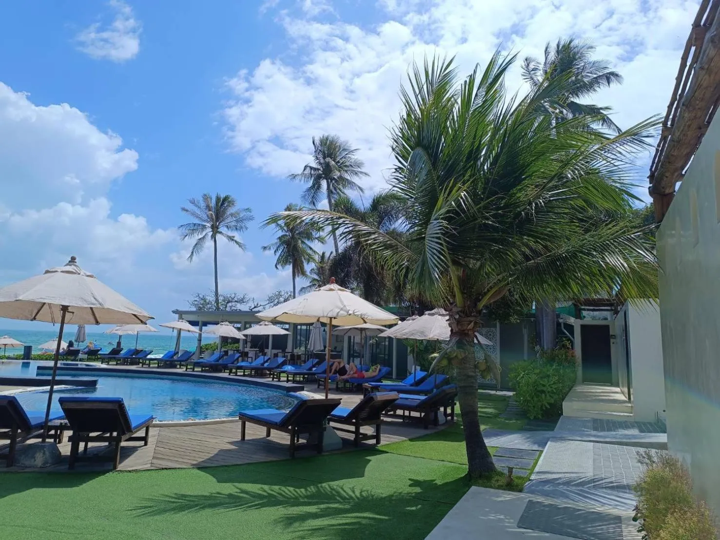 Restaurant/places to eat in KC Beach Club & Pool Villas