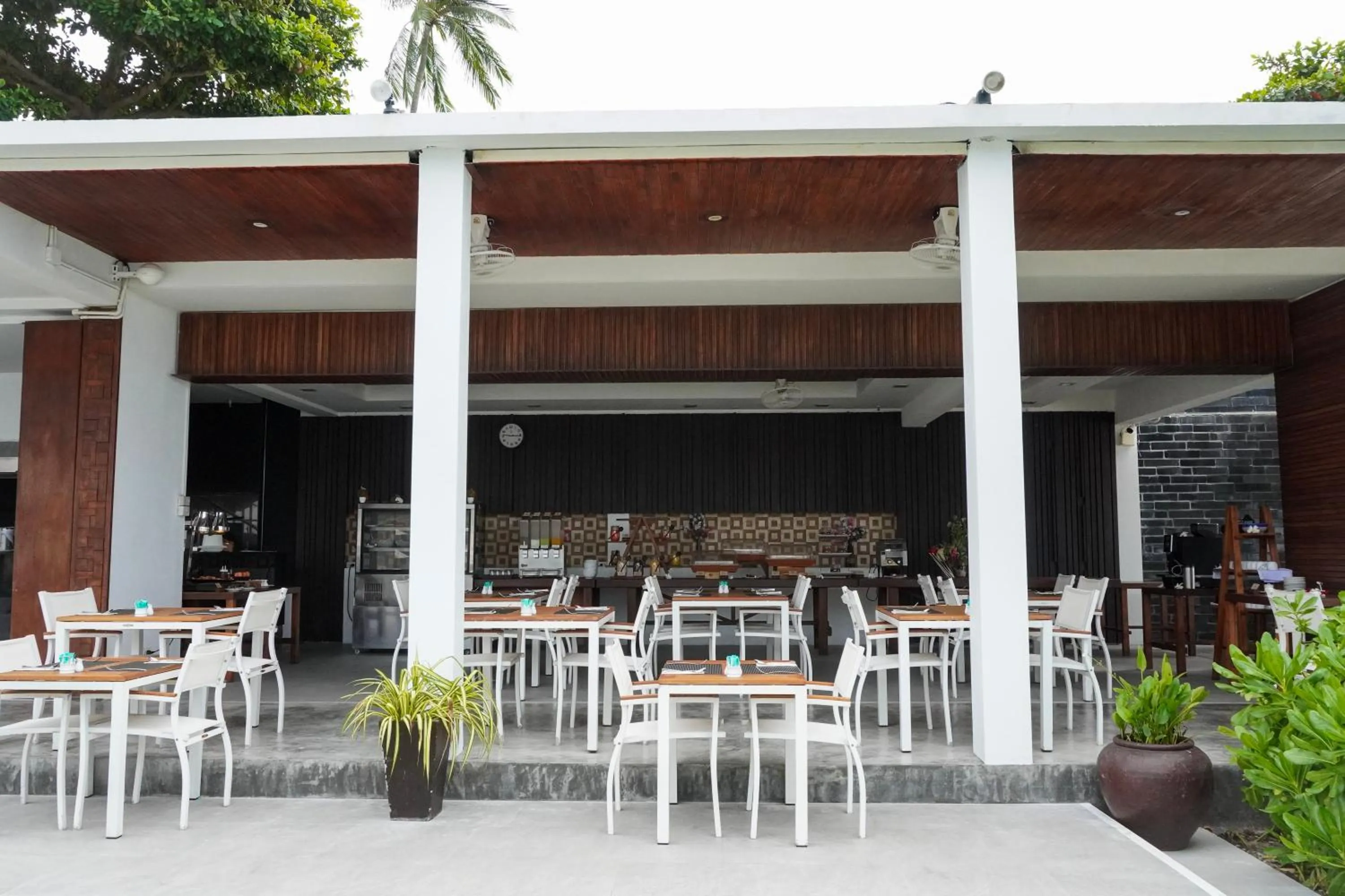 Restaurant/places to eat in KC Beach Club & Pool Villas