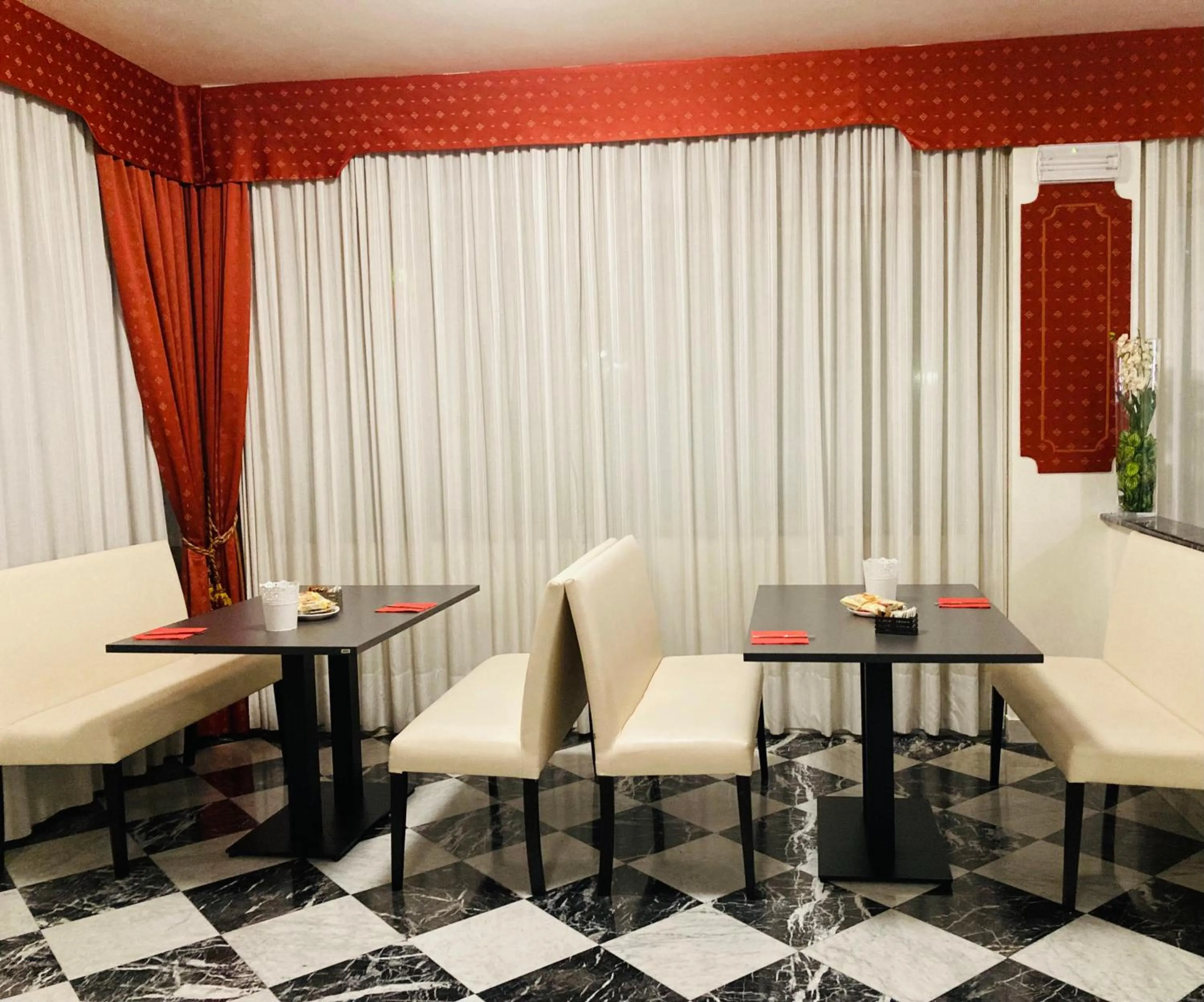 Restaurant/places to eat in Hotel Master