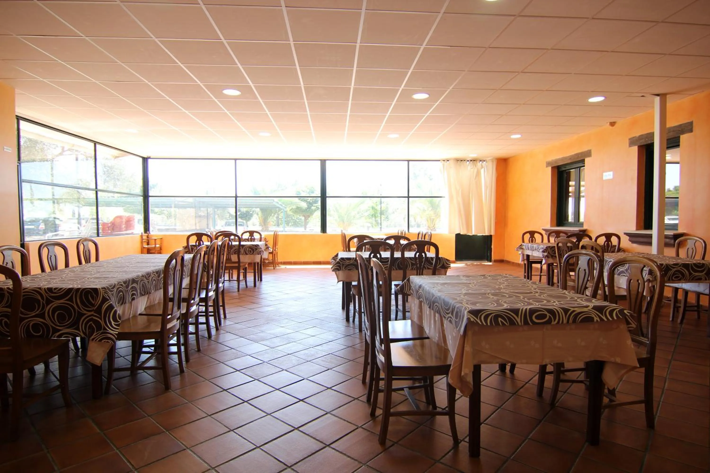 Restaurant/places to eat in Hotel Rural Hojaranzos