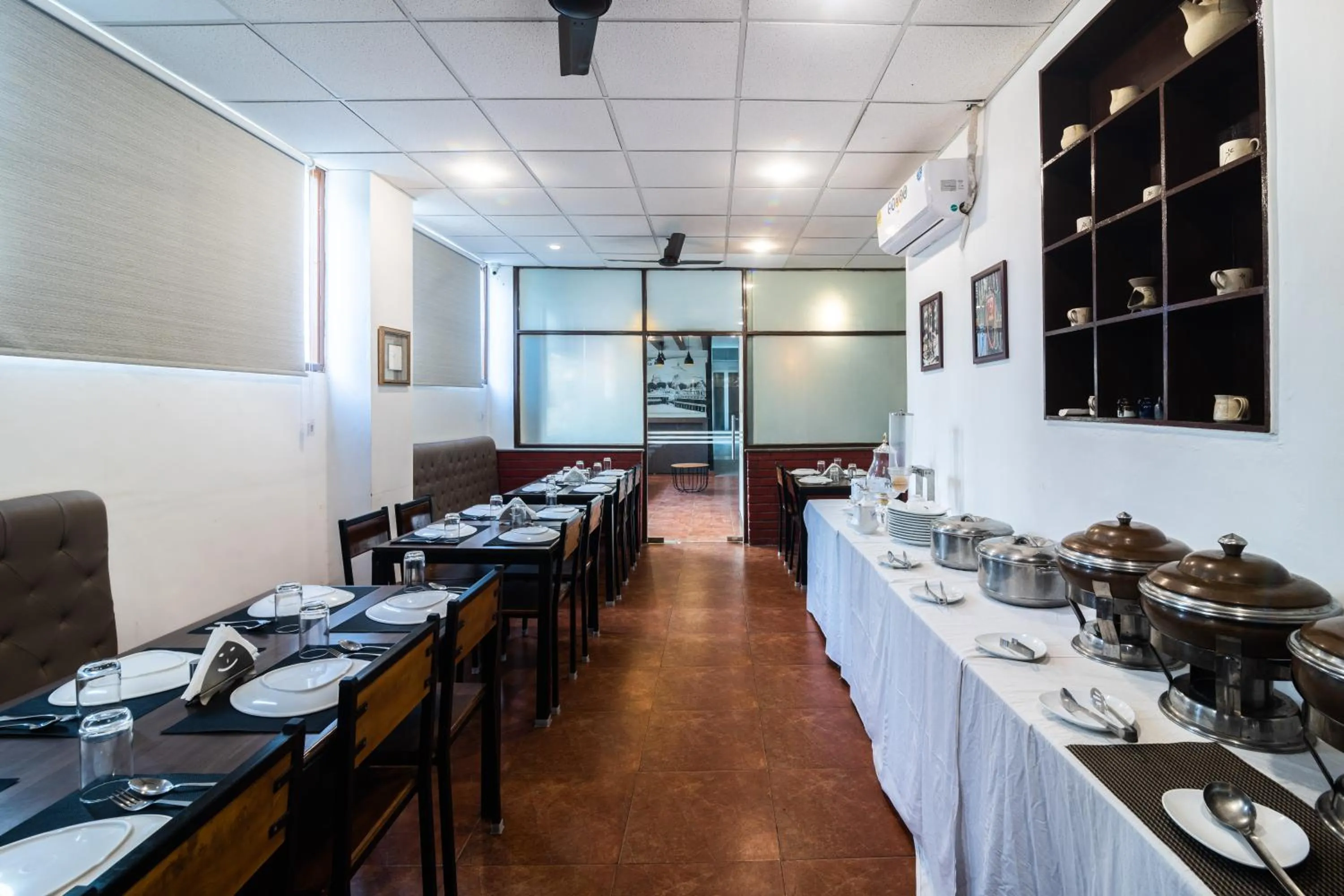Restaurant/places to eat in Aashreya Suites Tiruvannamalai