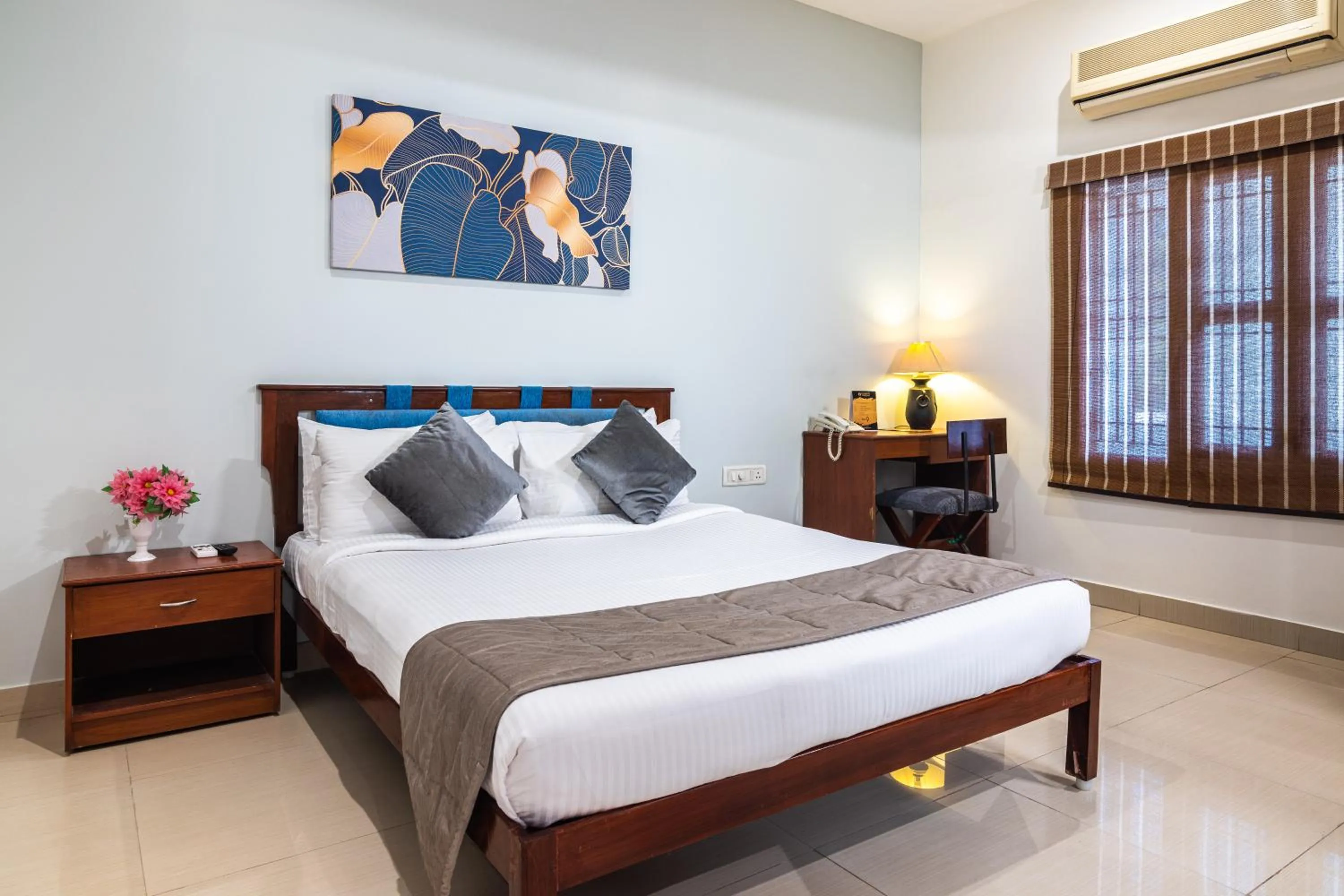 Bedroom, Bed in Aashreya Suites Tiruvannamalai