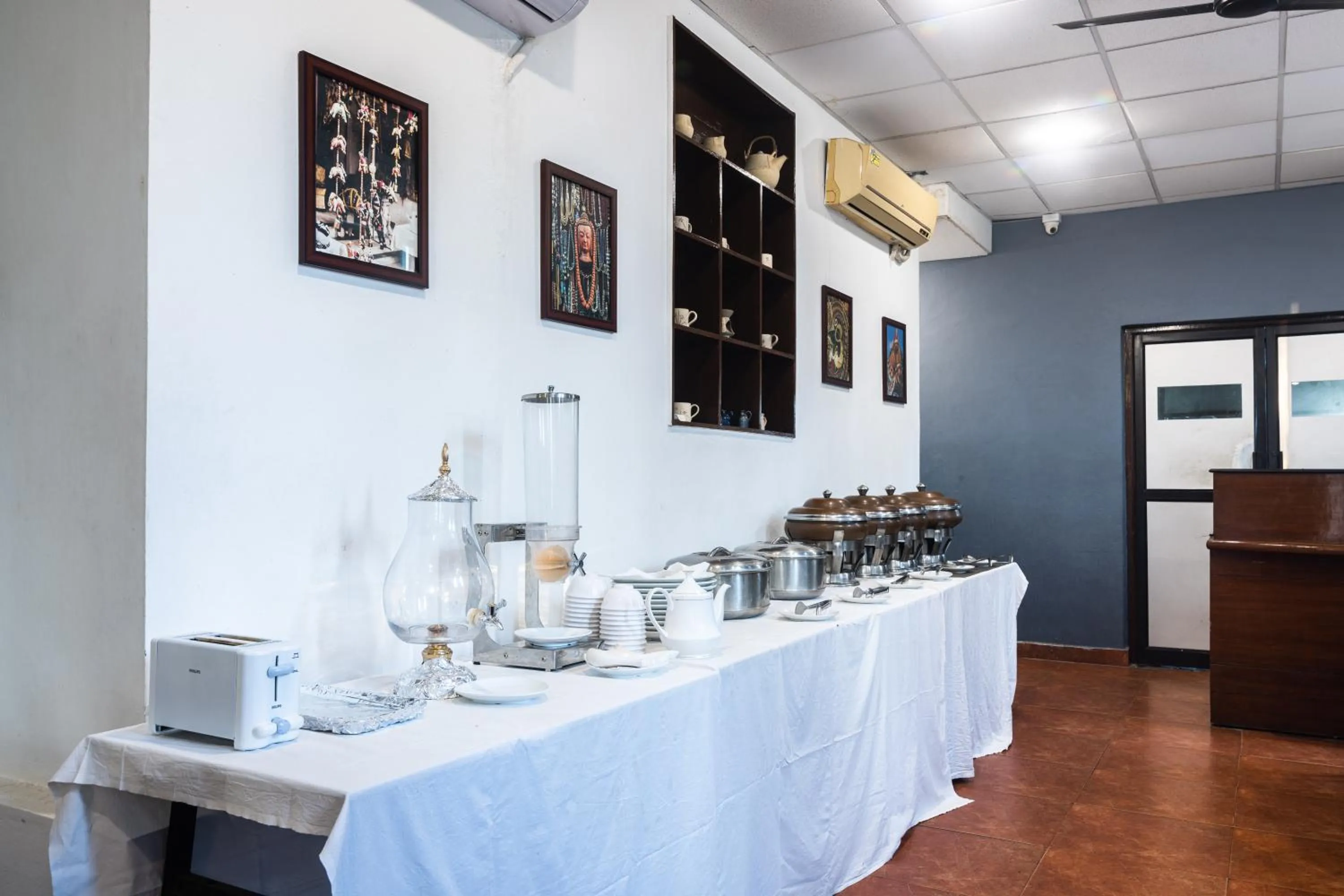 Restaurant/places to eat in Aashreya Suites Tiruvannamalai