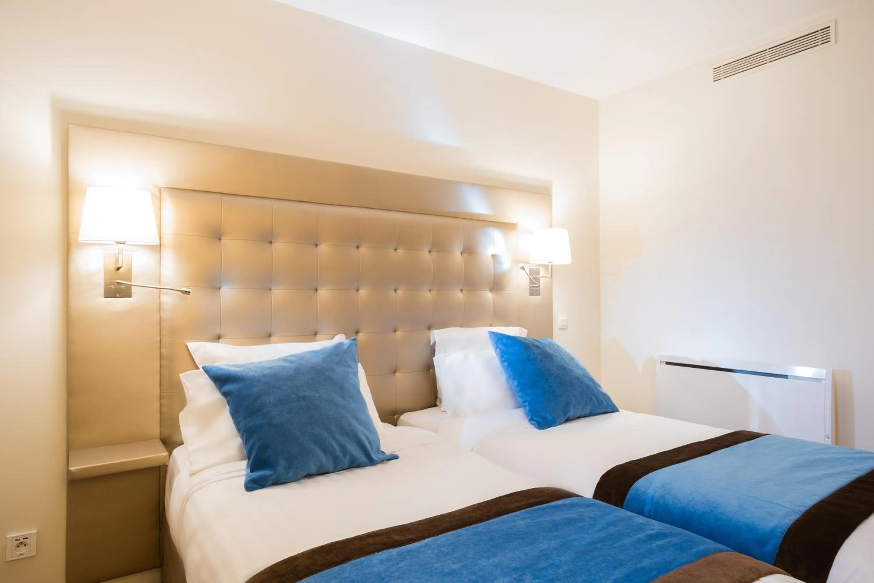 Bed in Hôtel Quality Suites Maisons-Laffitte Paris Ouest