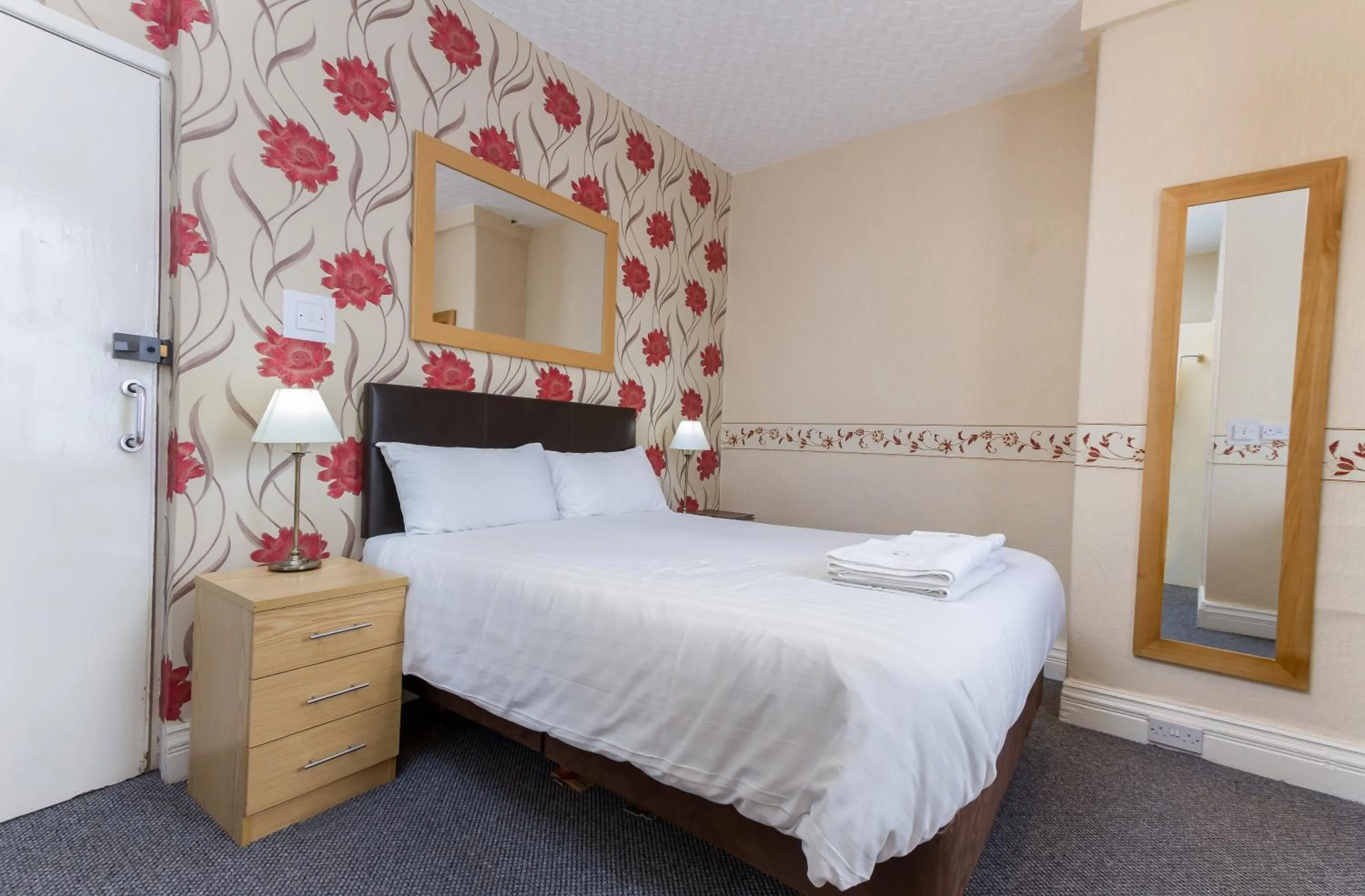 TV and multimedia, Bed in Maples Hotel