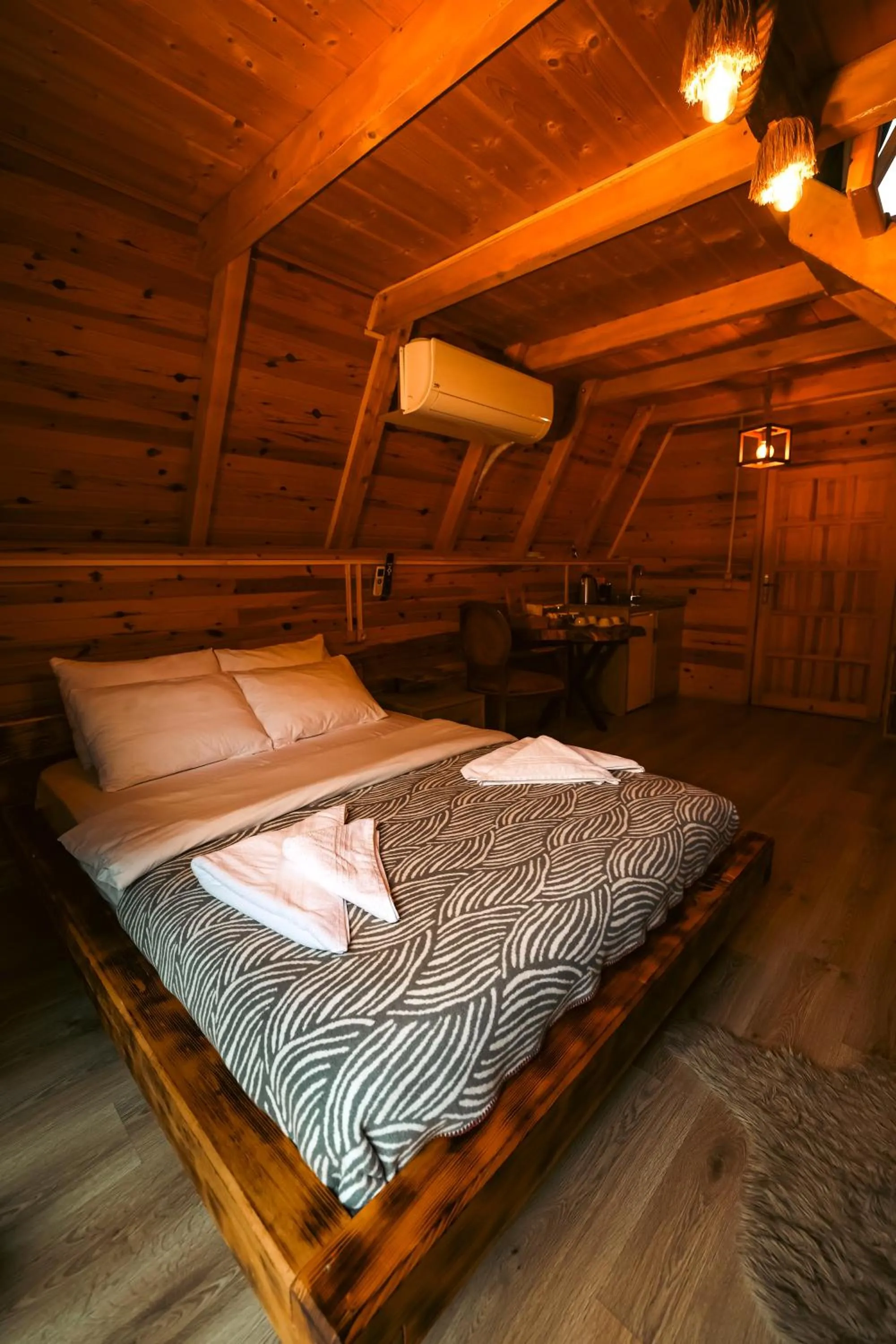 Bed in bungalove tatil köyü