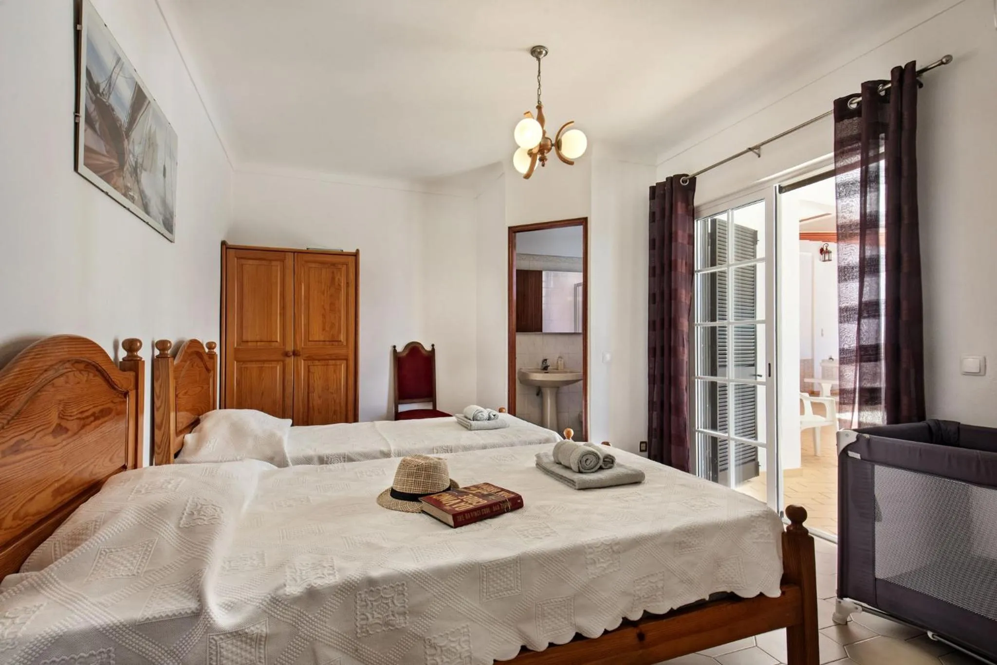 Bed in A Fantastic Place for Families, Hilton Hotel are and close to amenities