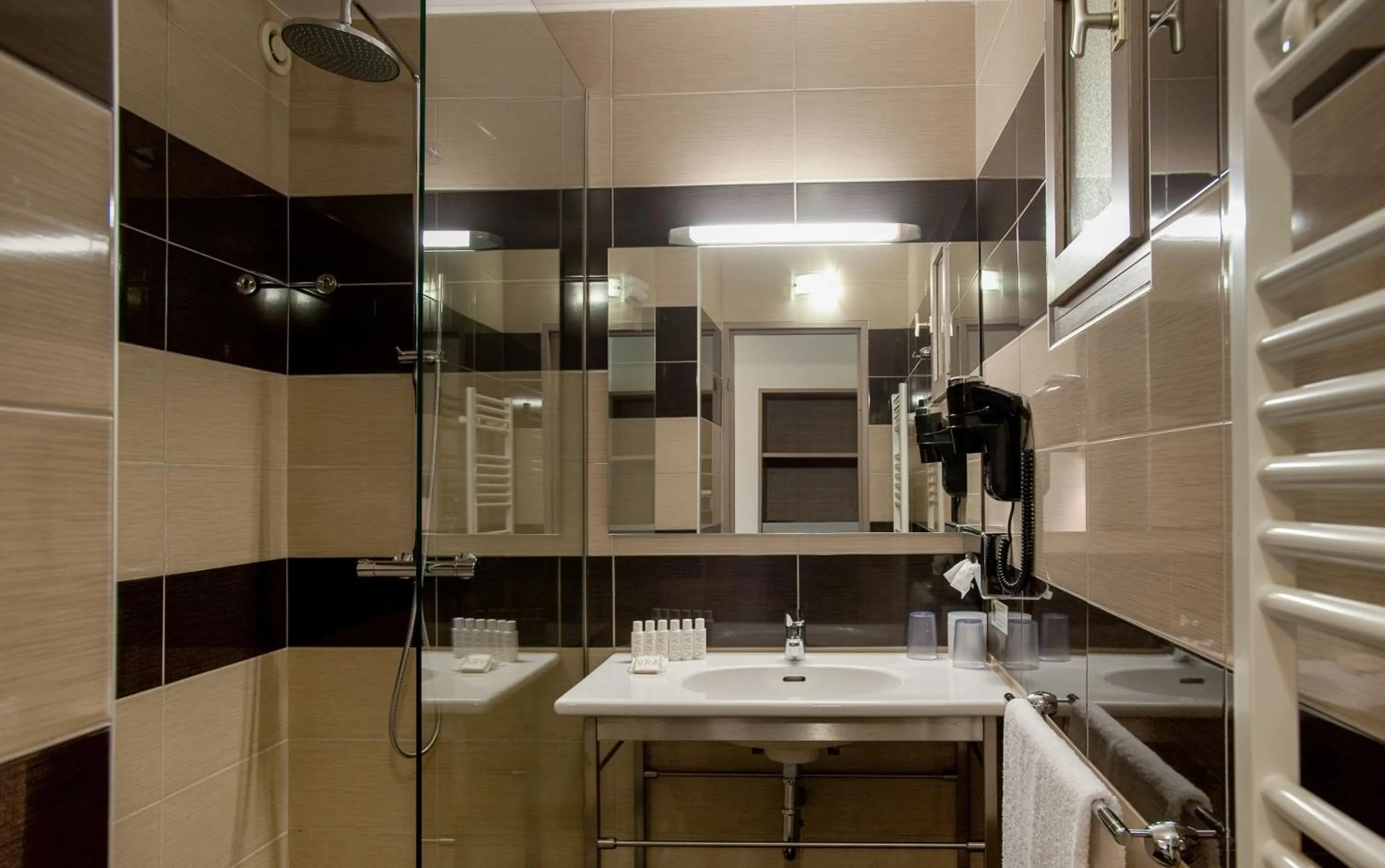 Shower in Hôtel Marina Corsica