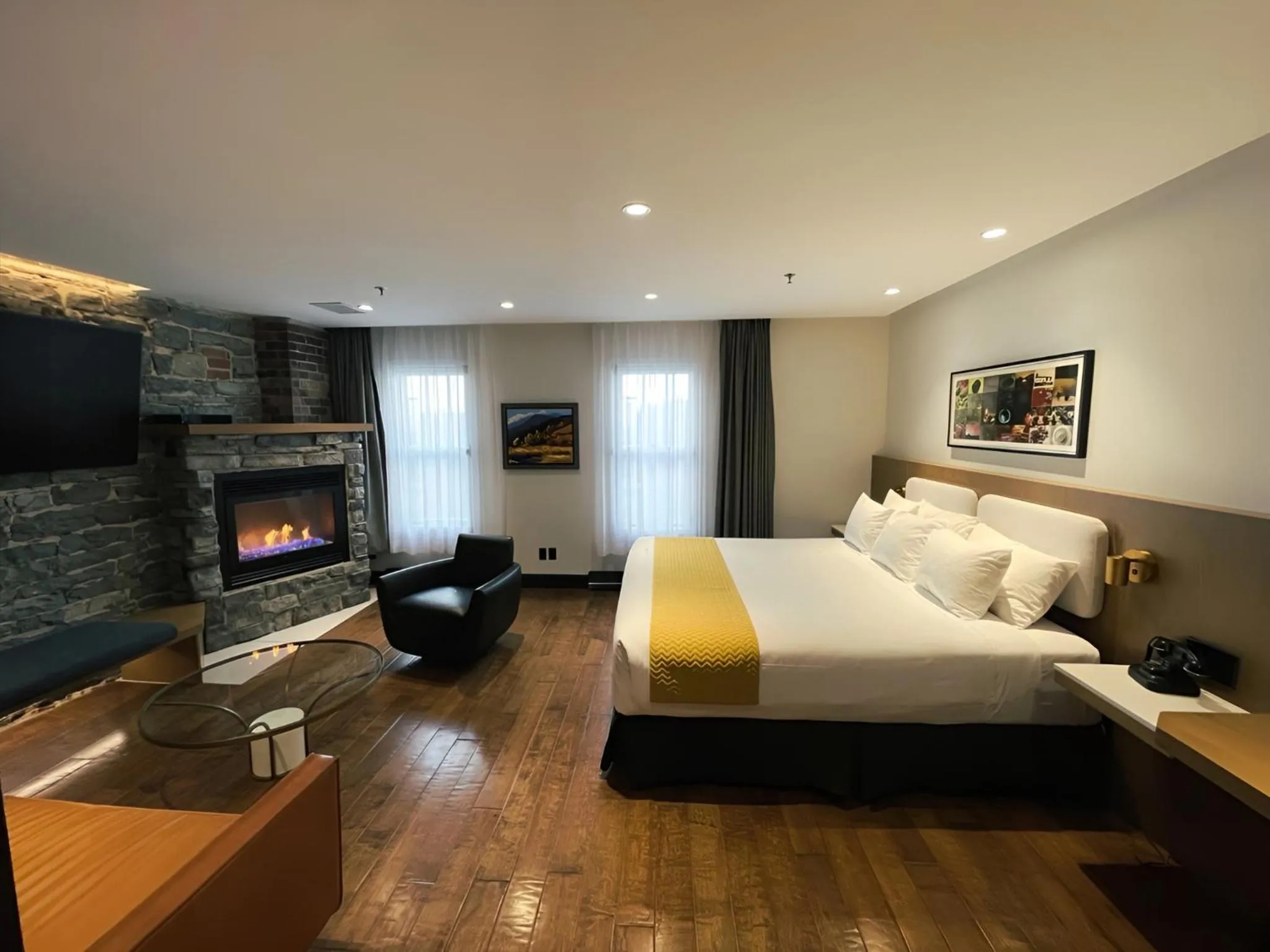 fireplace, Bed in Hotel du Vieux Quebec